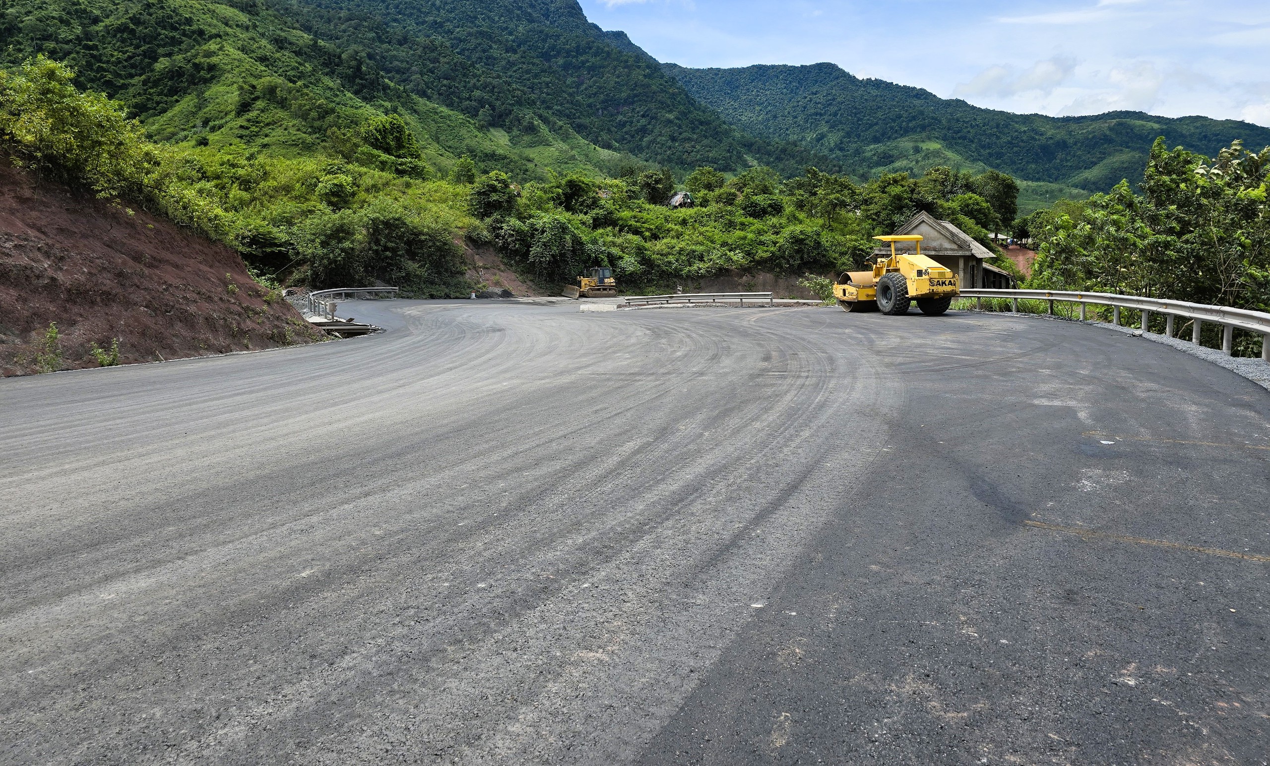 "Chạy nước r&uacute;t" cải tạo 11 vị tr&iacute; cong cua nguy hiểm tr&ecirc;n QL15D l&ecirc;n cửa khẩu La Lay- Ảnh 14.