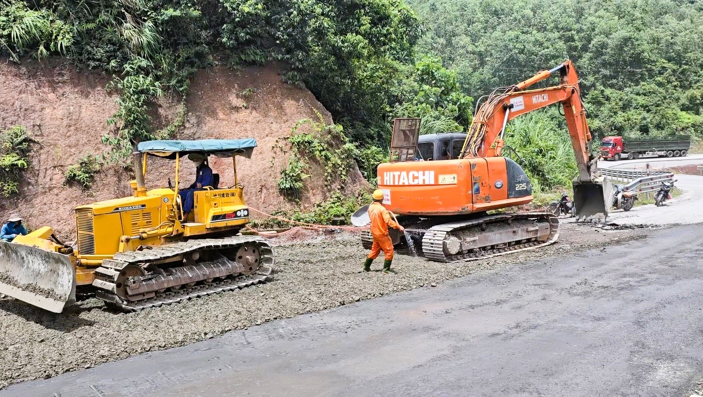 "Chạy nước r&uacute;t" cải tạo 11 vị tr&iacute; cong cua nguy hiểm tr&ecirc;n QL15D l&ecirc;n cửa khẩu La Lay- Ảnh 2.