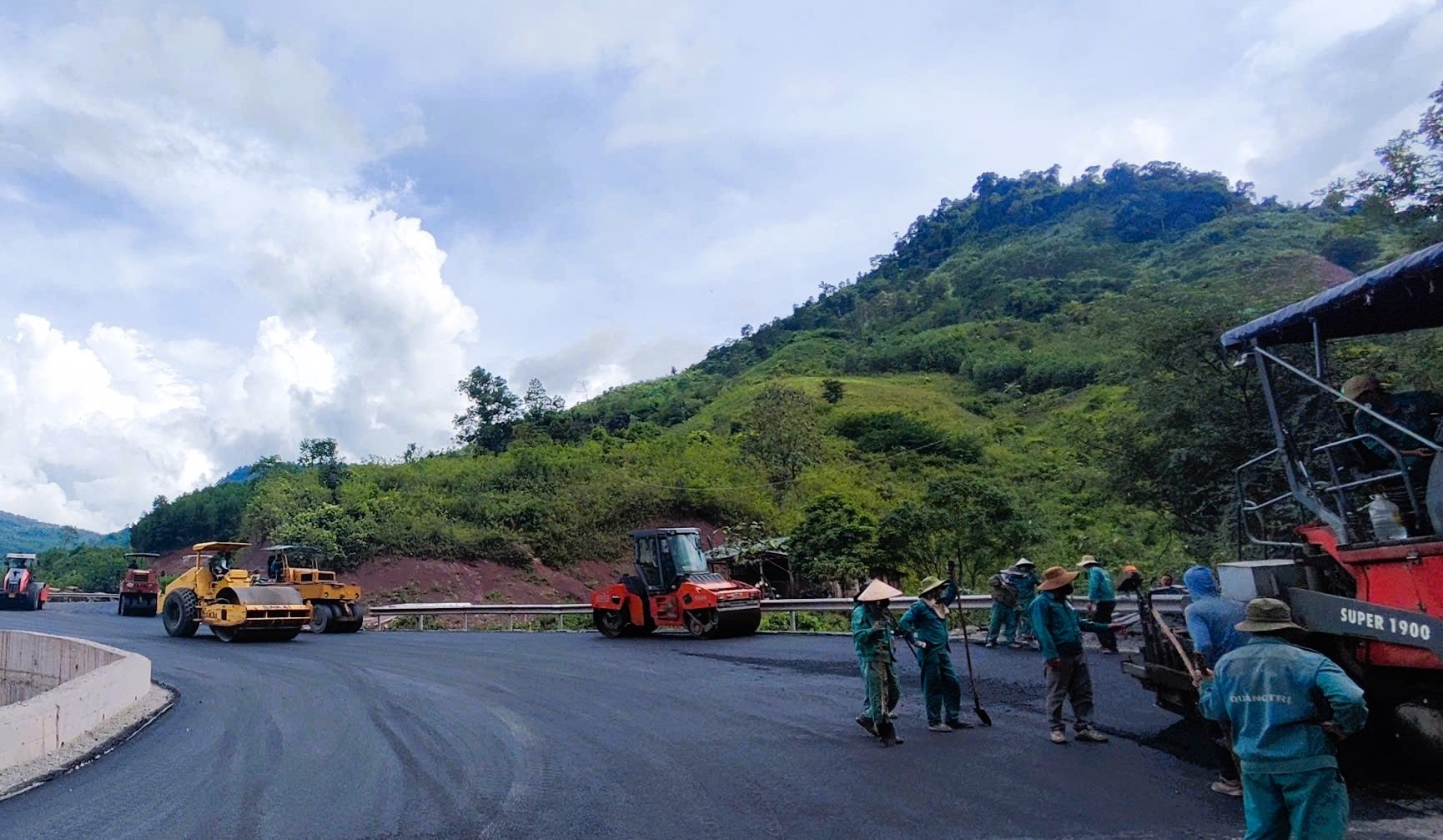 "Chạy nước r&uacute;t" cải tạo 11 vị tr&iacute; cong cua nguy hiểm tr&ecirc;n QL15D l&ecirc;n cửa khẩu La Lay- Ảnh 3.