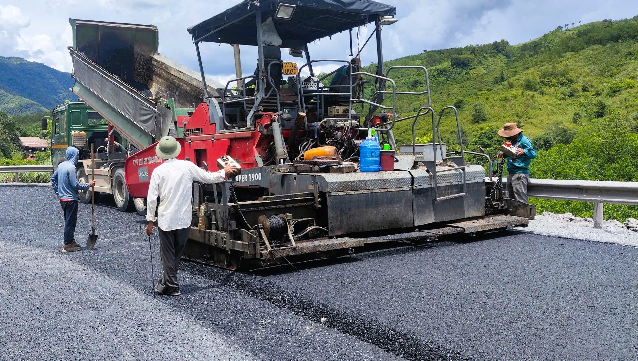 "Chạy nước r&uacute;t" cải tạo 11 vị tr&iacute; cong cua nguy hiểm tr&ecirc;n QL15D l&ecirc;n cửa khẩu La Lay- Ảnh 8.