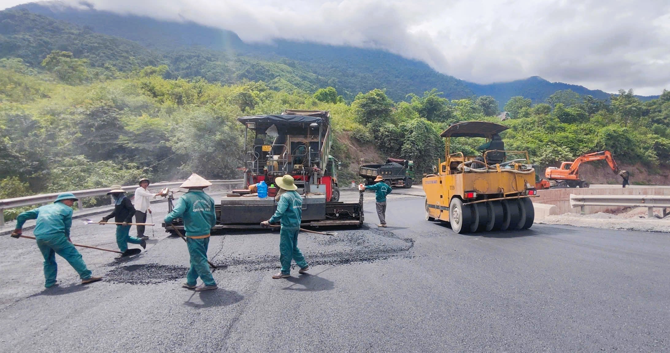"Chạy nước r&uacute;t" cải tạo 11 vị tr&iacute; cong cua nguy hiểm tr&ecirc;n QL15D l&ecirc;n cửa khẩu La Lay- Ảnh 9.