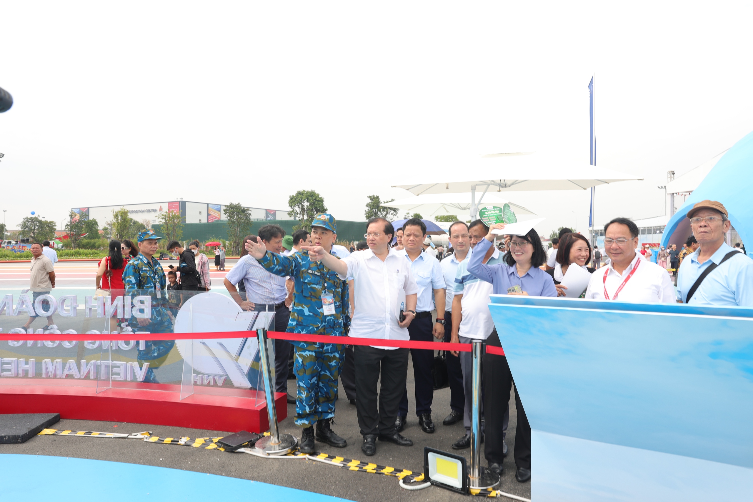 Triển l&atilde;m &ldquo;Kh&aacute;t vọng bầu trời&rdquo; vẫn h&uacute;t kh&aacute;ch sau 12 ng&agrave;y mở cửa- Ảnh 6.