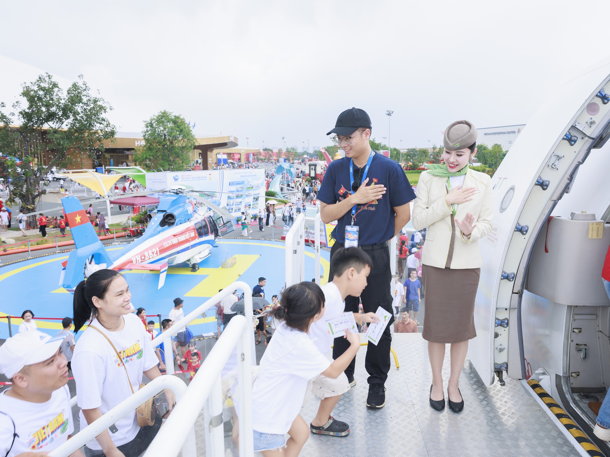 Triển l&atilde;m &ldquo;Kh&aacute;t vọng bầu trời&rdquo; vẫn h&uacute;t kh&aacute;ch sau 12 ng&agrave;y mở cửa- Ảnh 20.