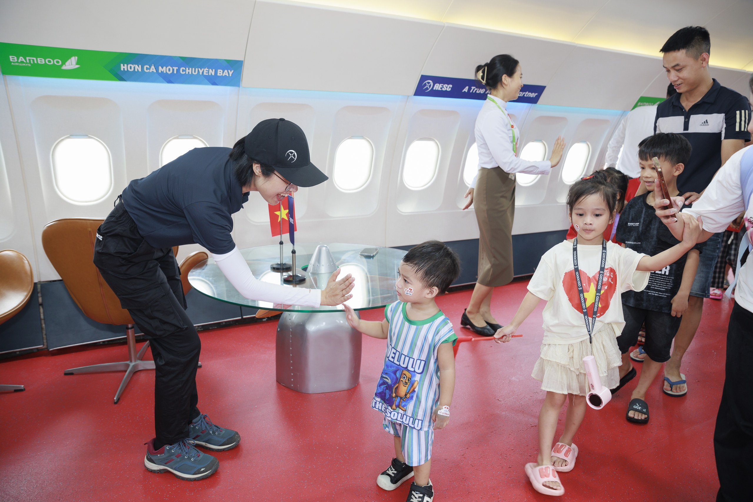 Triển l&atilde;m &ldquo;Kh&aacute;t vọng bầu trời&rdquo; vẫn h&uacute;t kh&aacute;ch sau 12 ng&agrave;y mở cửa- Ảnh 21.