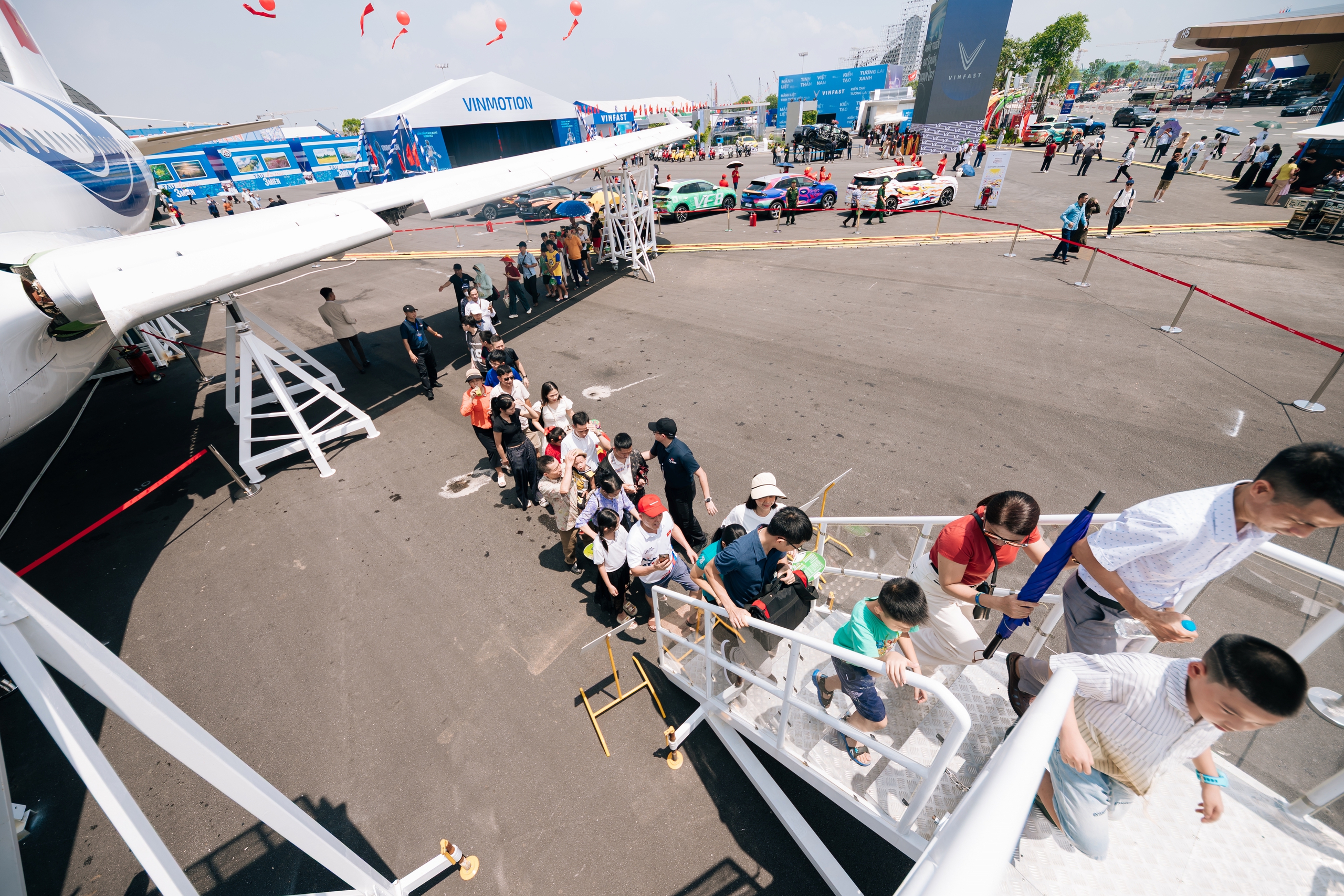 Triển l&atilde;m &ldquo;Kh&aacute;t vọng bầu trời&rdquo; vẫn h&uacute;t kh&aacute;ch sau 12 ng&agrave;y mở cửa- Ảnh 16.