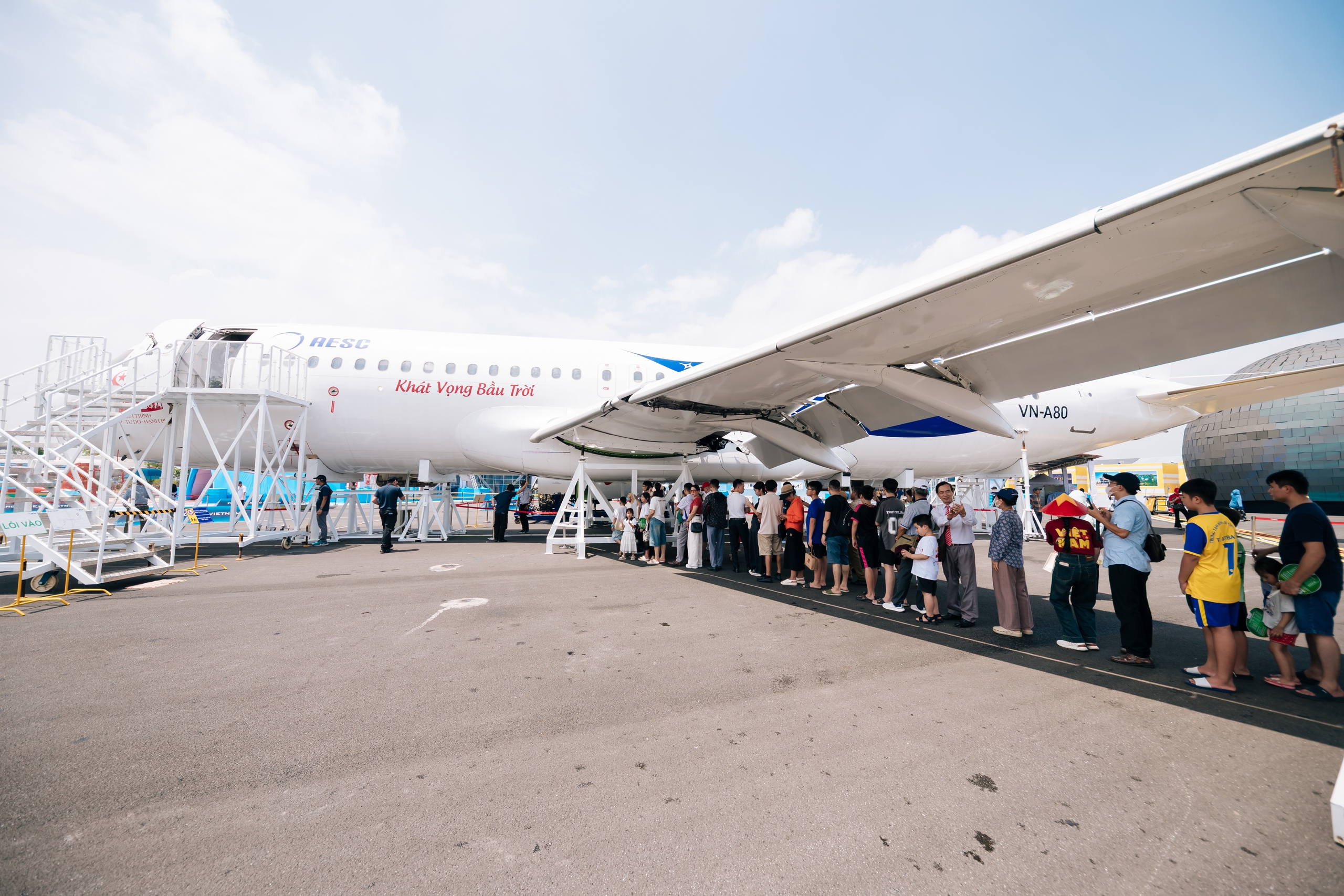 Triển l&atilde;m &ldquo;Kh&aacute;t vọng bầu trời&rdquo; vẫn h&uacute;t kh&aacute;ch sau 12 ng&agrave;y mở cửa- Ảnh 17.