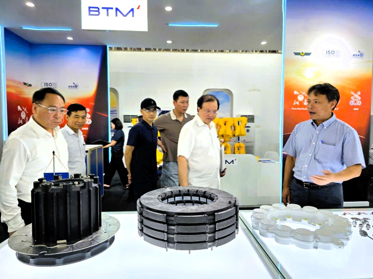 Triển l&atilde;m &ldquo;Kh&aacute;t vọng bầu trời&rdquo; vẫn h&uacute;t kh&aacute;ch sau 12 ng&agrave;y mở cửa- Ảnh 14.