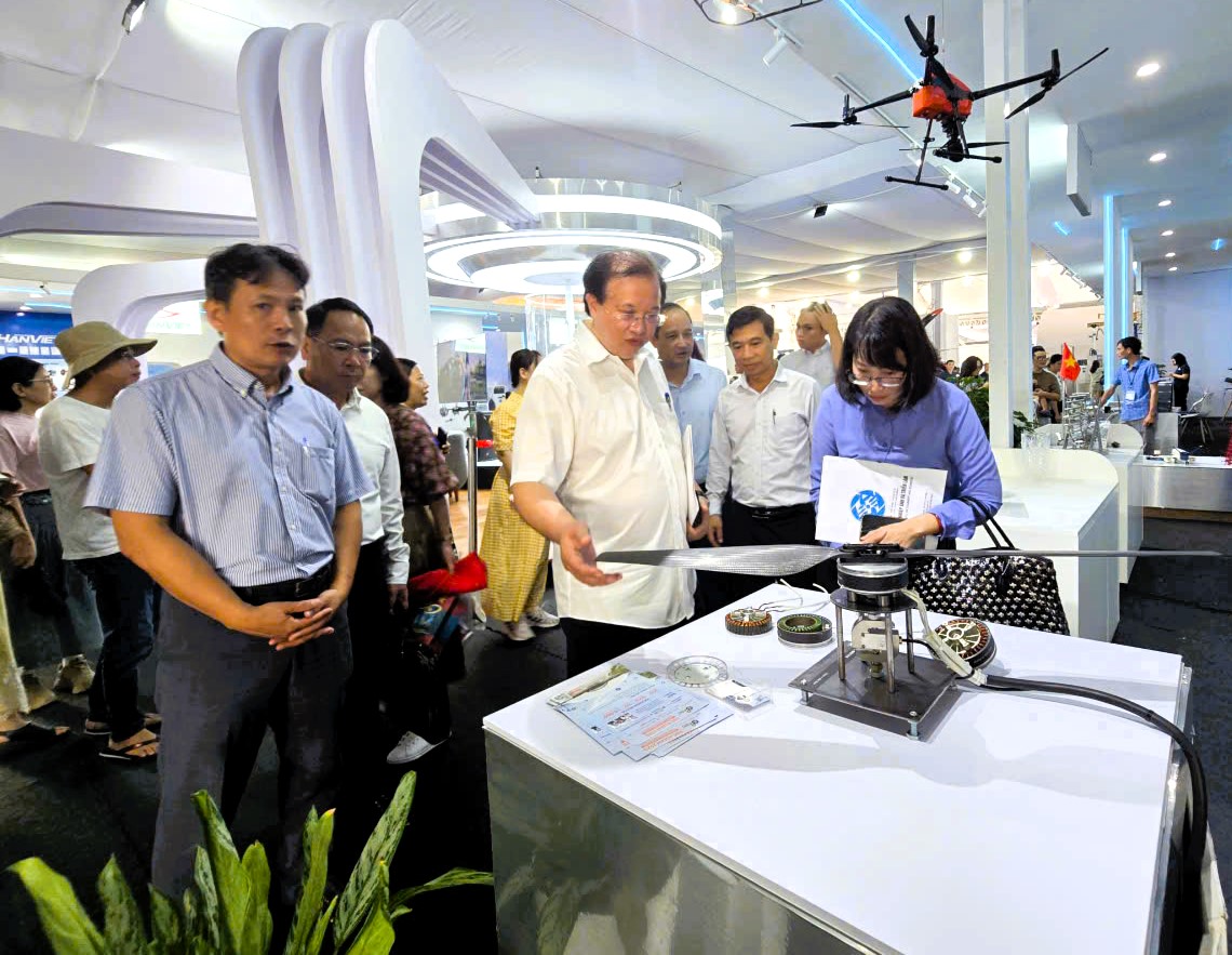 Triển l&atilde;m &ldquo;Kh&aacute;t vọng bầu trời&rdquo; vẫn h&uacute;t kh&aacute;ch sau 12 ng&agrave;y mở cửa- Ảnh 15.