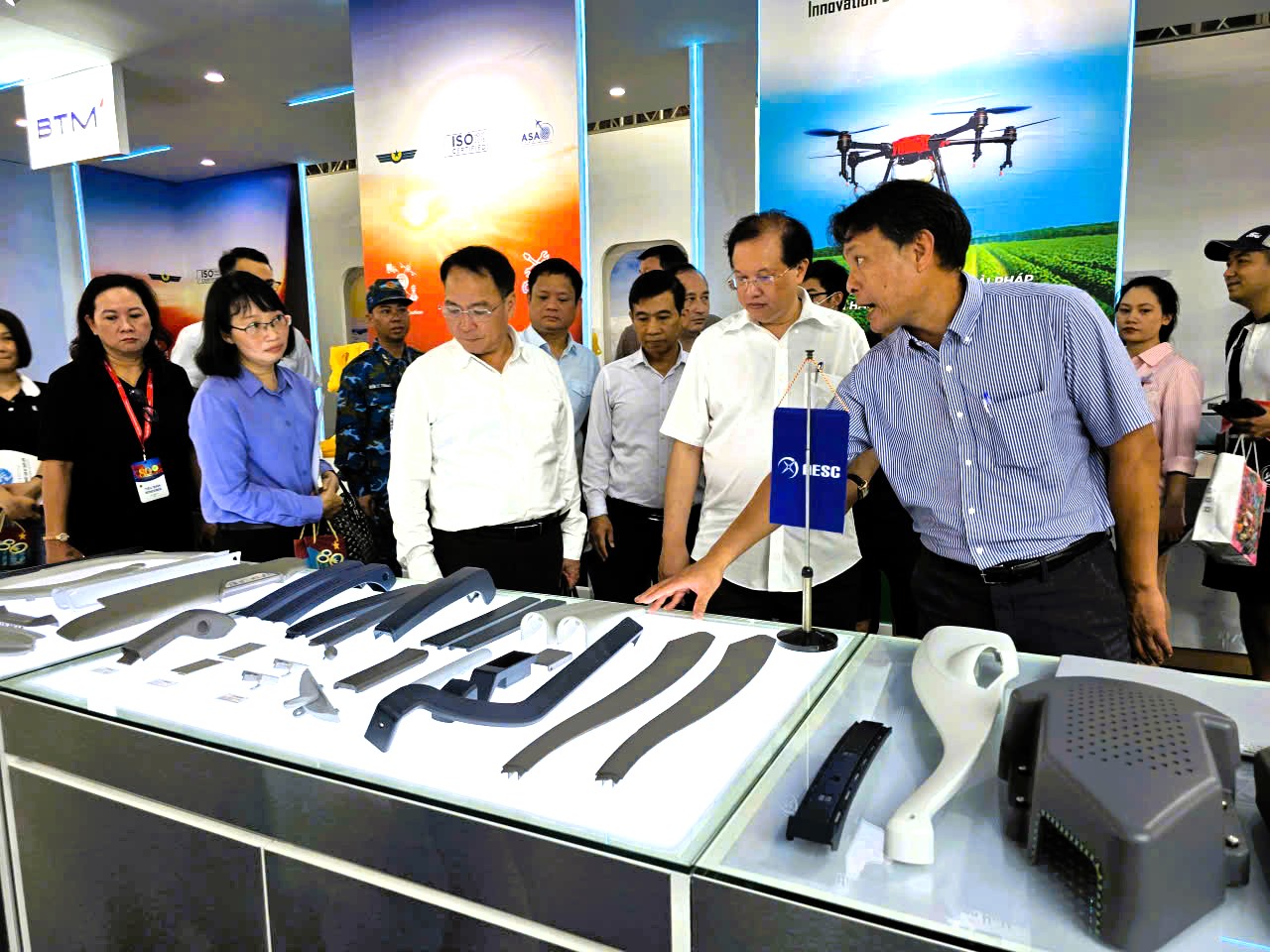 Triển l&atilde;m &ldquo;Kh&aacute;t vọng bầu trời&rdquo; vẫn h&uacute;t kh&aacute;ch sau 12 ng&agrave;y mở cửa- Ảnh 13.