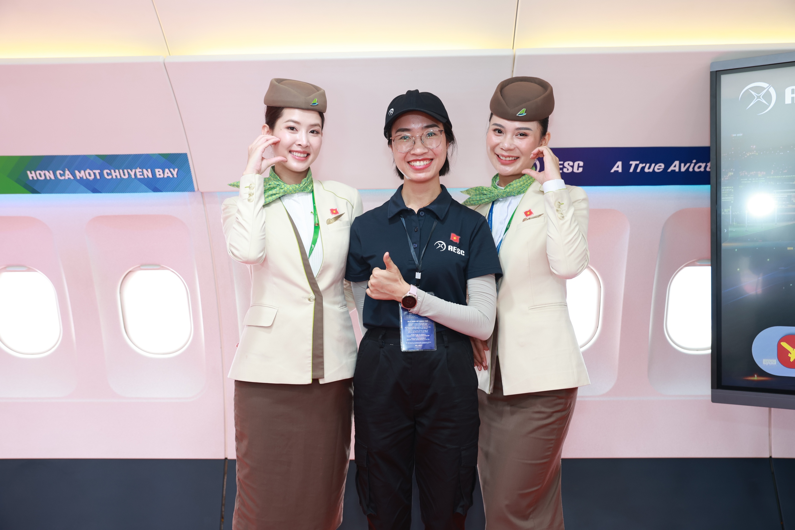 Triển l&atilde;m &ldquo;Kh&aacute;t vọng bầu trời&rdquo; vẫn h&uacute;t kh&aacute;ch sau 12 ng&agrave;y mở cửa- Ảnh 50.