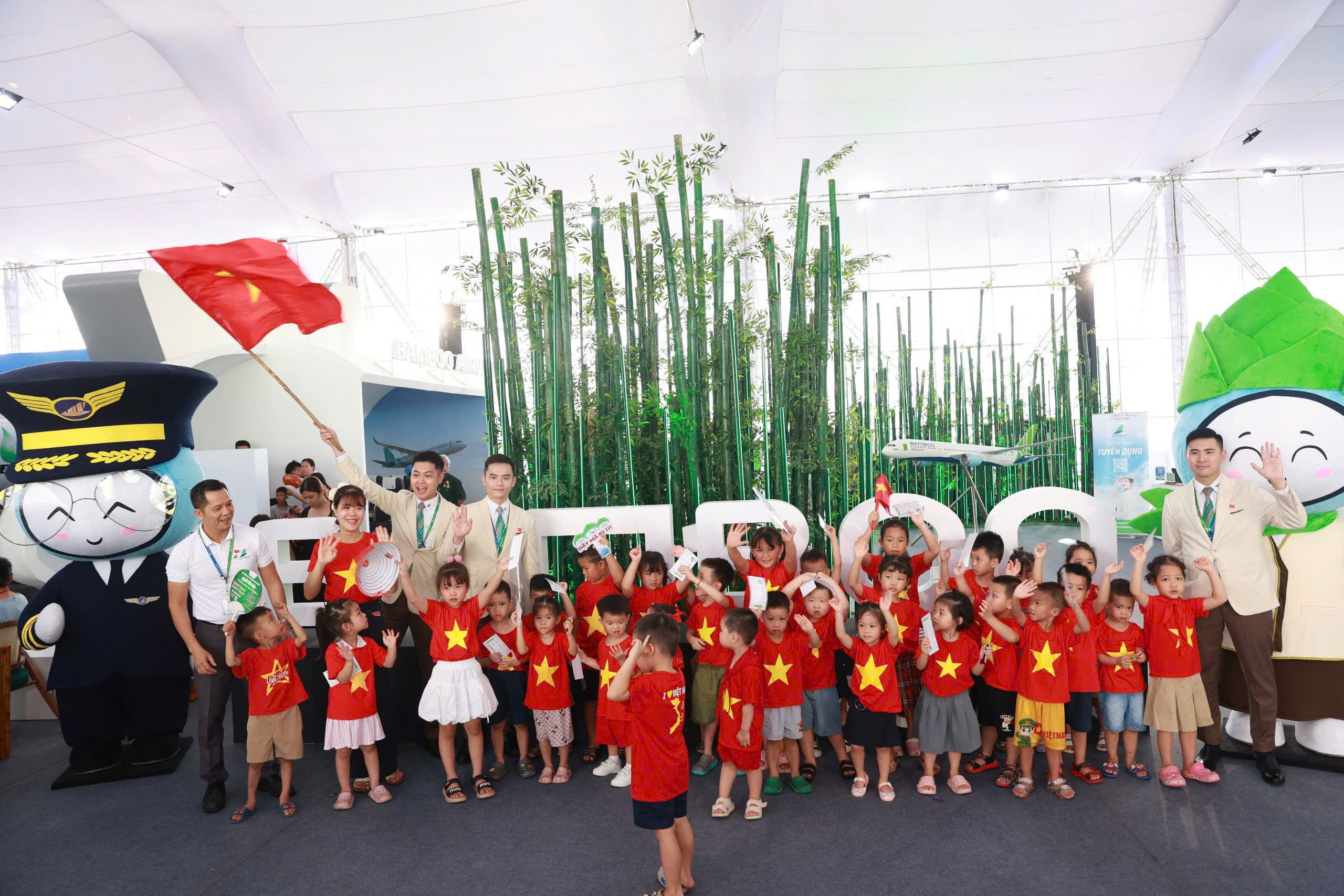 Triển l&atilde;m &ldquo;Kh&aacute;t vọng bầu trời&rdquo; vẫn h&uacute;t kh&aacute;ch sau 12 ng&agrave;y mở cửa- Ảnh 37.