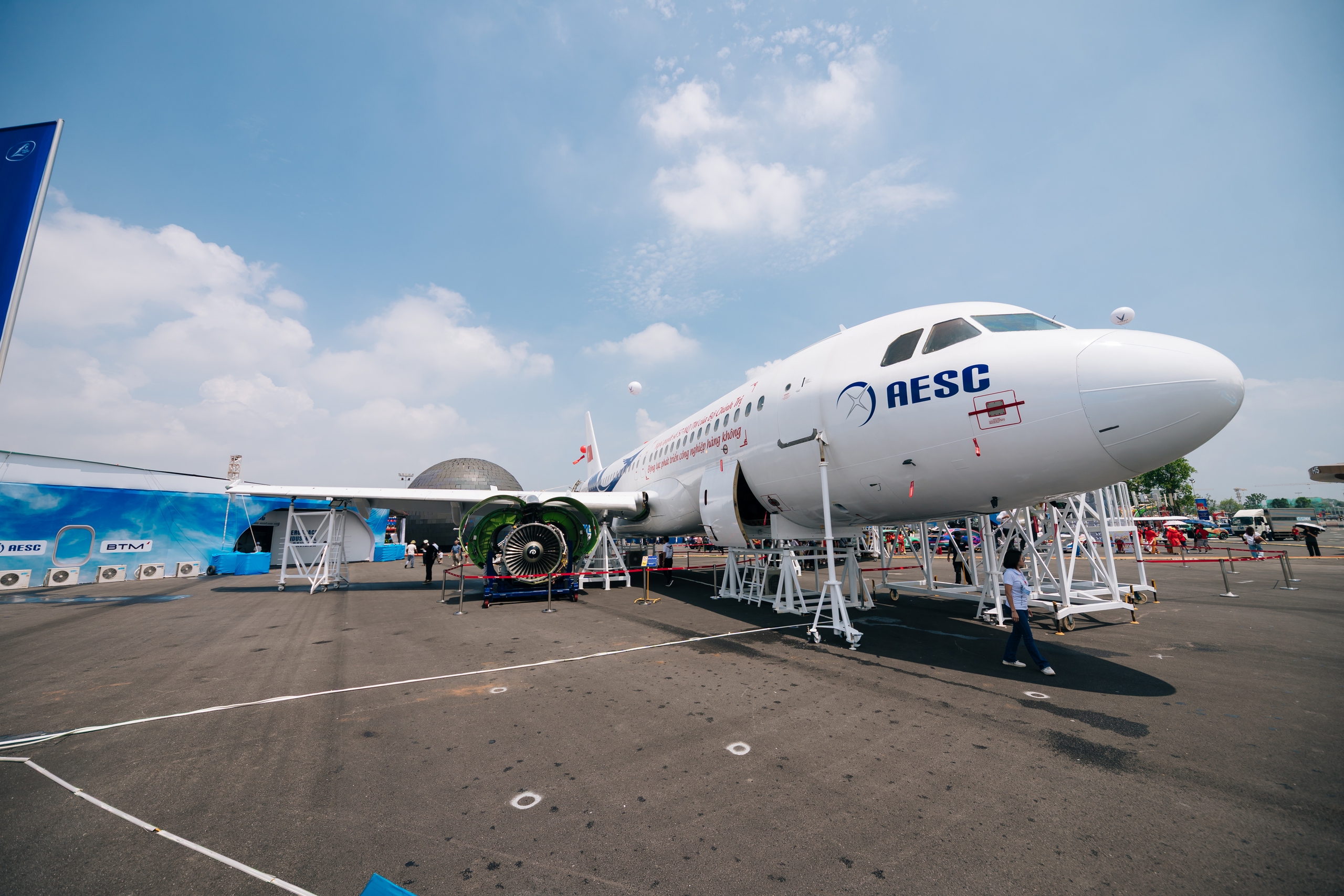 Triển l&atilde;m &ldquo;Kh&aacute;t vọng bầu trời&rdquo; vẫn h&uacute;t kh&aacute;ch sau 12 ng&agrave;y mở cửa- Ảnh 1.