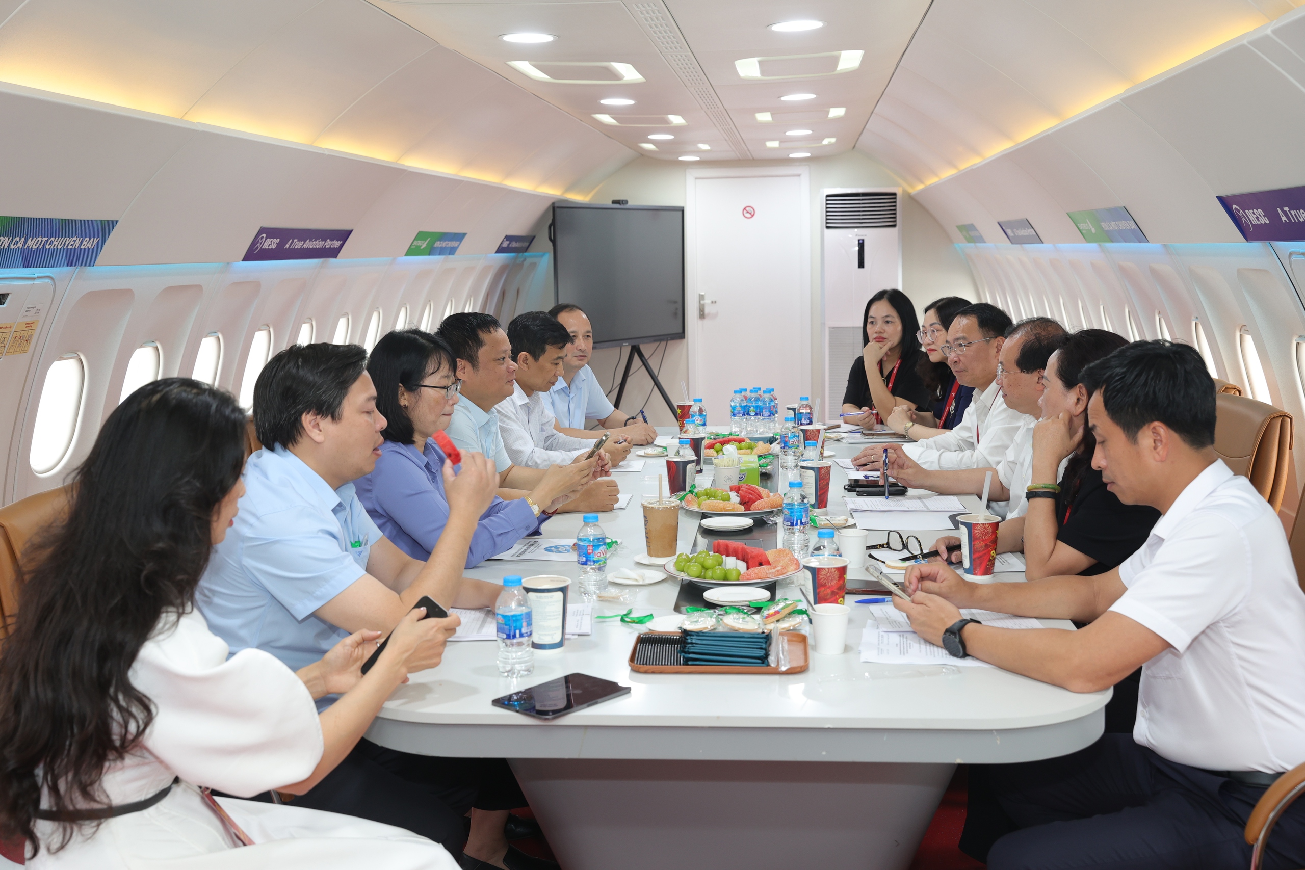 Triển l&atilde;m &ldquo;Kh&aacute;t vọng bầu trời&rdquo; vẫn h&uacute;t kh&aacute;ch sau 12 ng&agrave;y mở cửa- Ảnh 2.