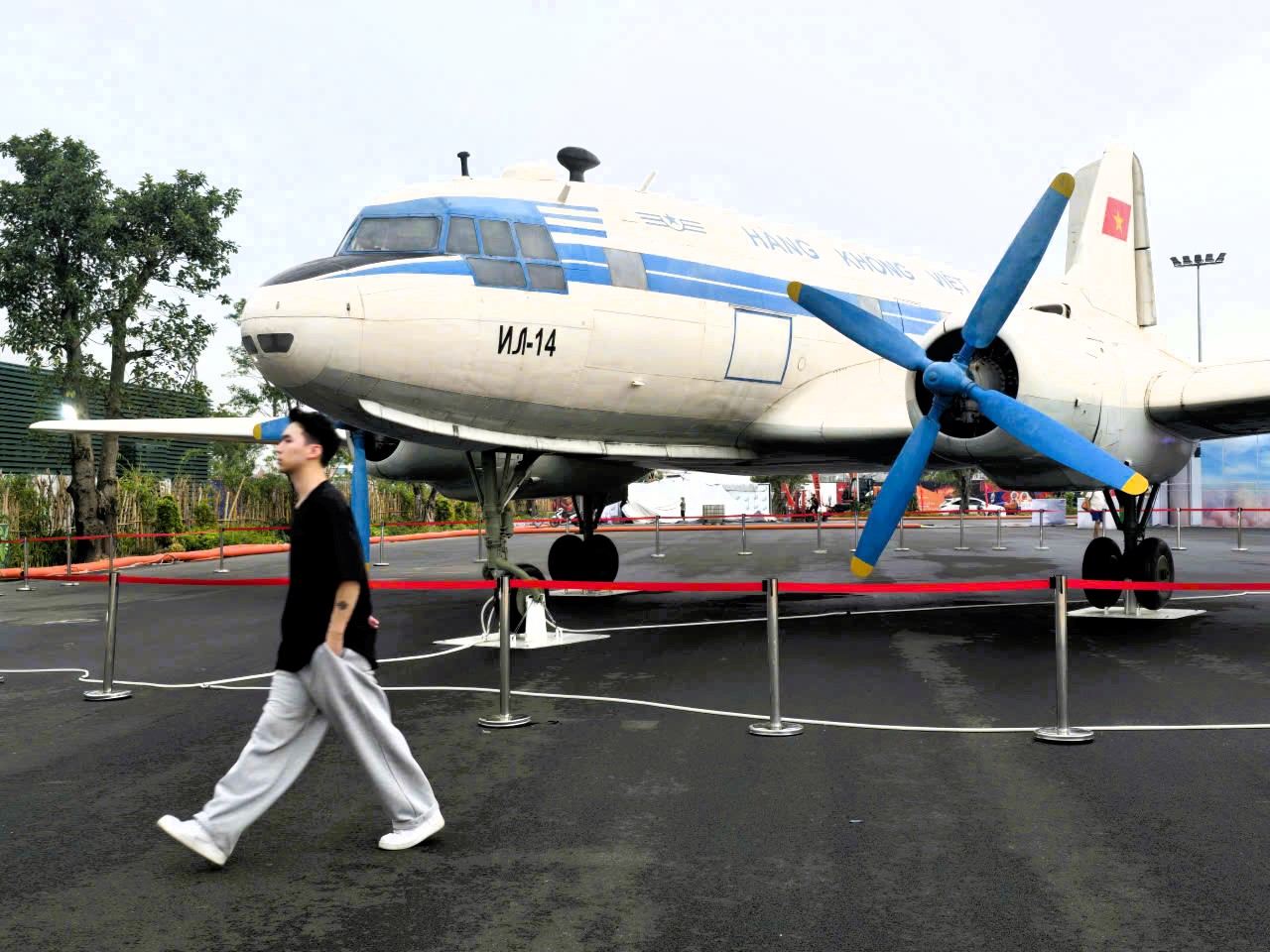 Triển l&atilde;m &ldquo;Kh&aacute;t vọng bầu trời&rdquo; vẫn h&uacute;t kh&aacute;ch sau 12 ng&agrave;y mở cửa- Ảnh 45.