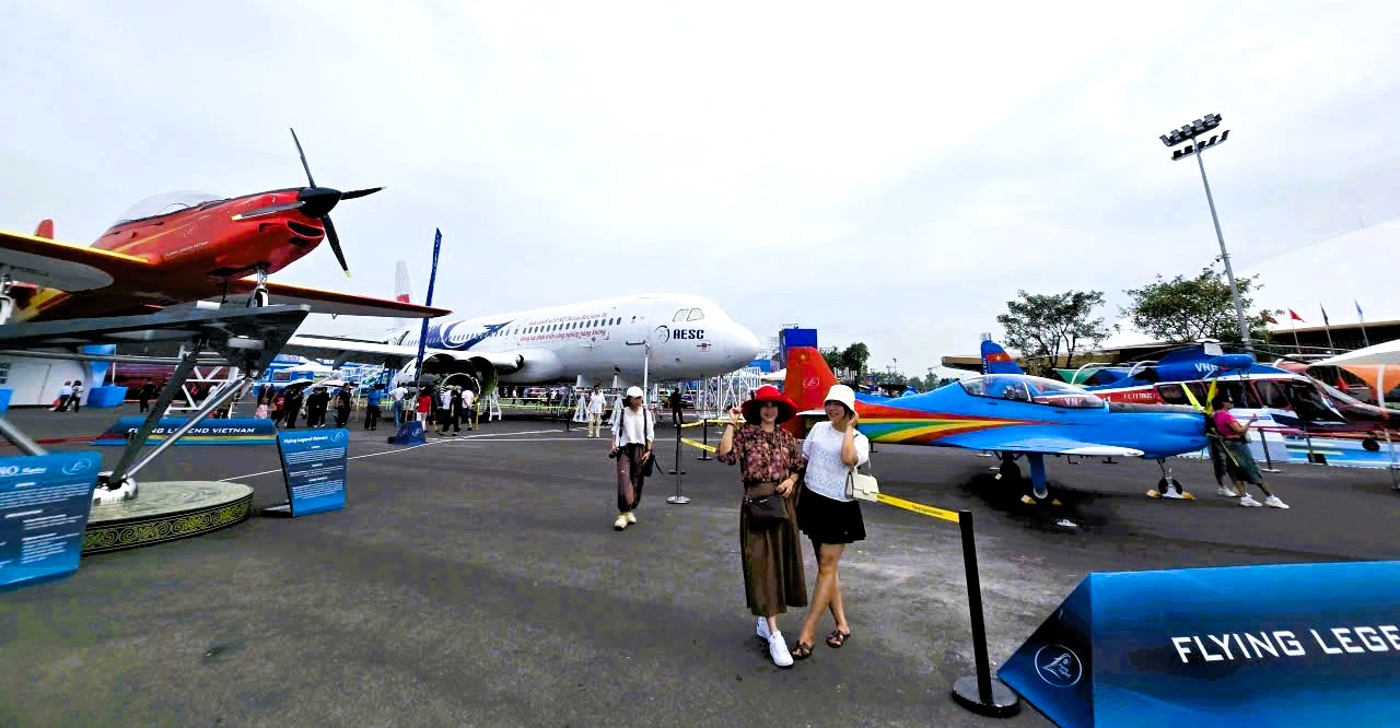 Triển l&atilde;m &ldquo;Kh&aacute;t vọng bầu trời&rdquo; vẫn h&uacute;t kh&aacute;ch sau 12 ng&agrave;y mở cửa- Ảnh 47.