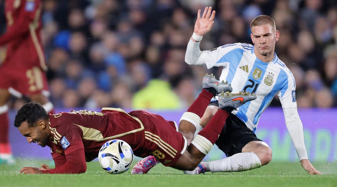 Thiếu vắng Messi, Argentina thua Ecuador ở vòng loại World Cup- Ảnh 1. Thiếu vắng Messi, Argentina thua Ecuador ở vòng loại World Cup- Ảnh 1.