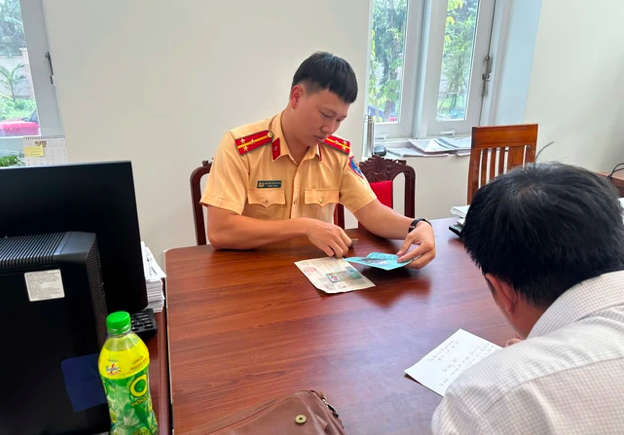 TP.HCM: Phạt hơn 20 triệu đồng t&agrave;i xế &ocirc; t&ocirc; b&aacute;n tải độ xe, vượt đ&egrave;n đỏ- Ảnh 1.