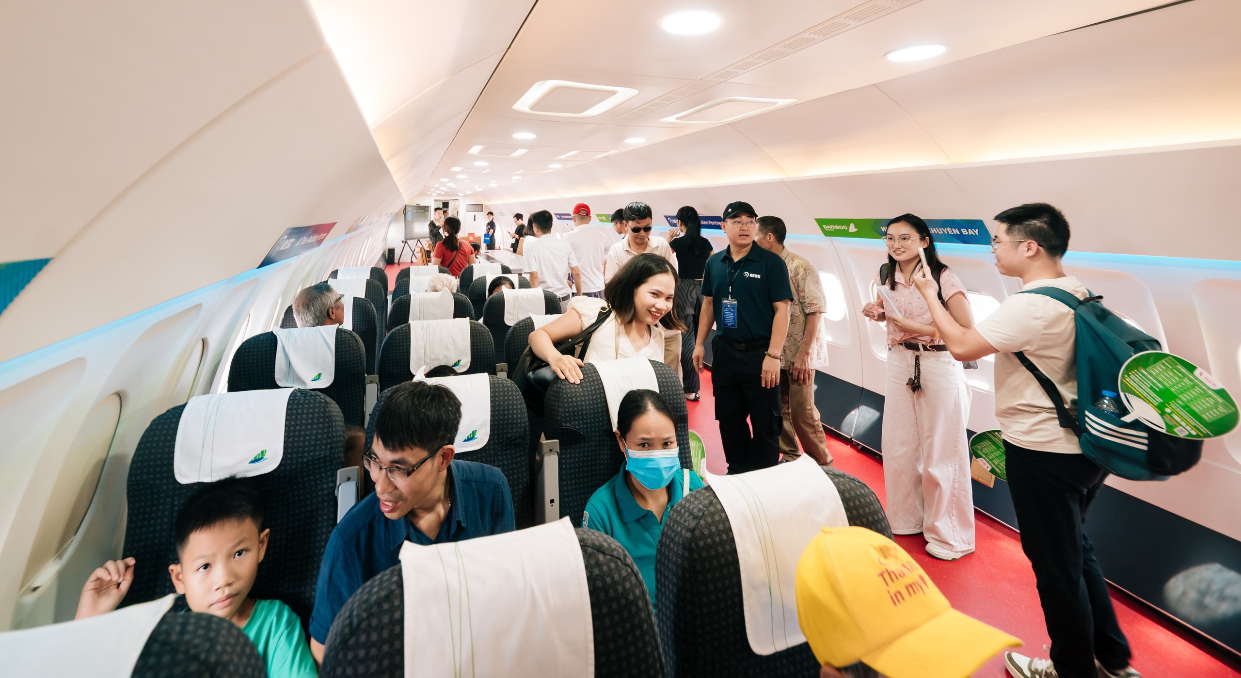 Triển l&atilde;m &ldquo;Kh&aacute;t vọng bầu trời&rdquo; vẫn h&uacute;t kh&aacute;ch sau 12 ng&agrave;y mở cửa- Ảnh 30.