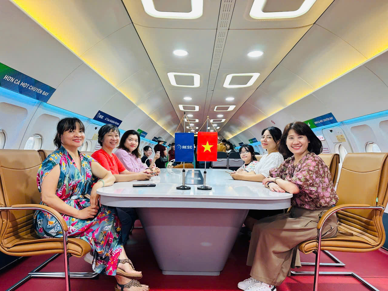 Triển l&atilde;m &ldquo;Kh&aacute;t vọng bầu trời&rdquo; vẫn h&uacute;t kh&aacute;ch sau 12 ng&agrave;y mở cửa- Ảnh 28.