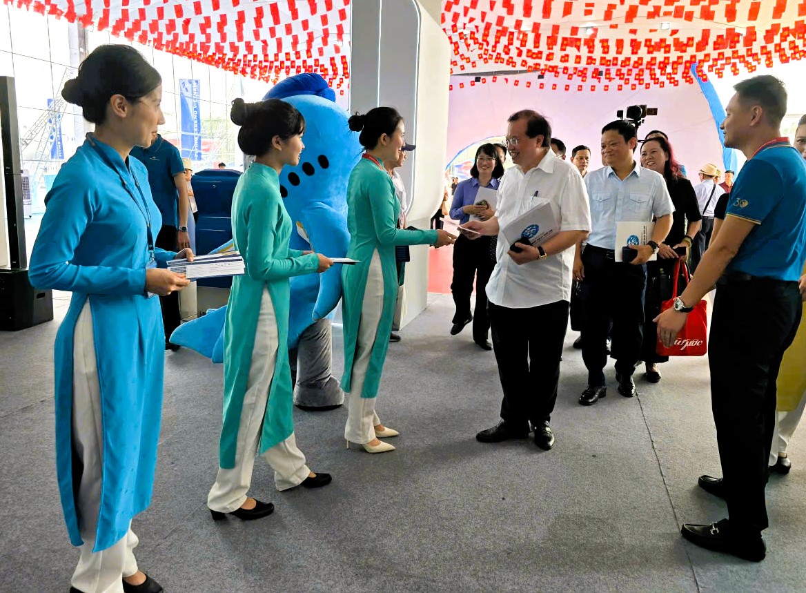 Triển l&atilde;m &ldquo;Kh&aacute;t vọng bầu trời&rdquo; vẫn h&uacute;t kh&aacute;ch sau 12 ng&agrave;y mở cửa- Ảnh 7.