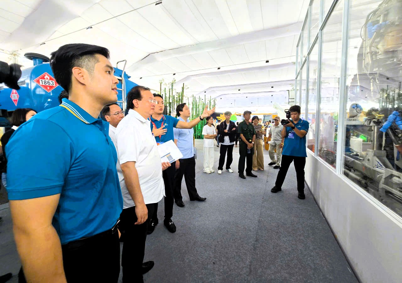 Triển l&atilde;m &ldquo;Kh&aacute;t vọng bầu trời&rdquo; vẫn h&uacute;t kh&aacute;ch sau 12 ng&agrave;y mở cửa- Ảnh 11.