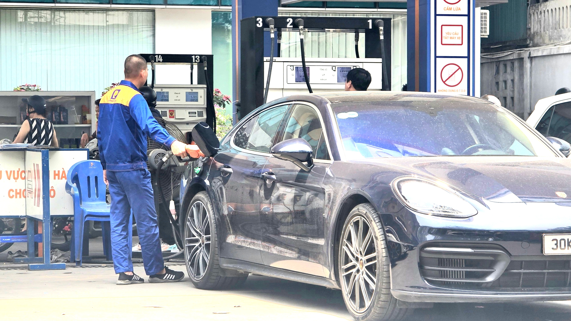 Gi&aacute; xăng giảm sau 3 kỳ tăng li&ecirc;n tiếp- Ảnh 1.