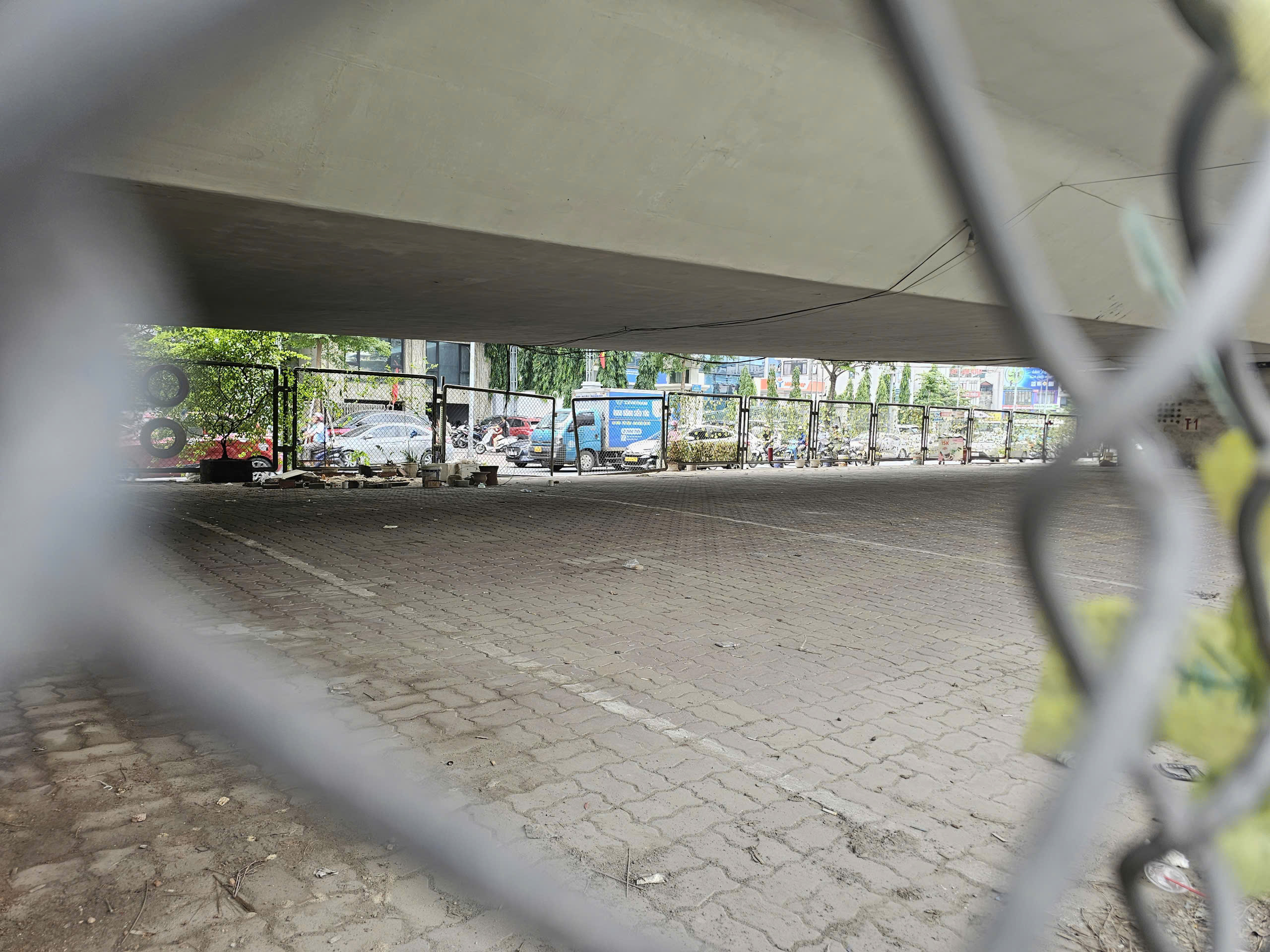 Sau vụ ch&aacute;y dưới gầm cầu Vĩnh Tuy, 3/4 b&atilde;i xe bị "x&oacute;a sổ"- Ảnh 1.