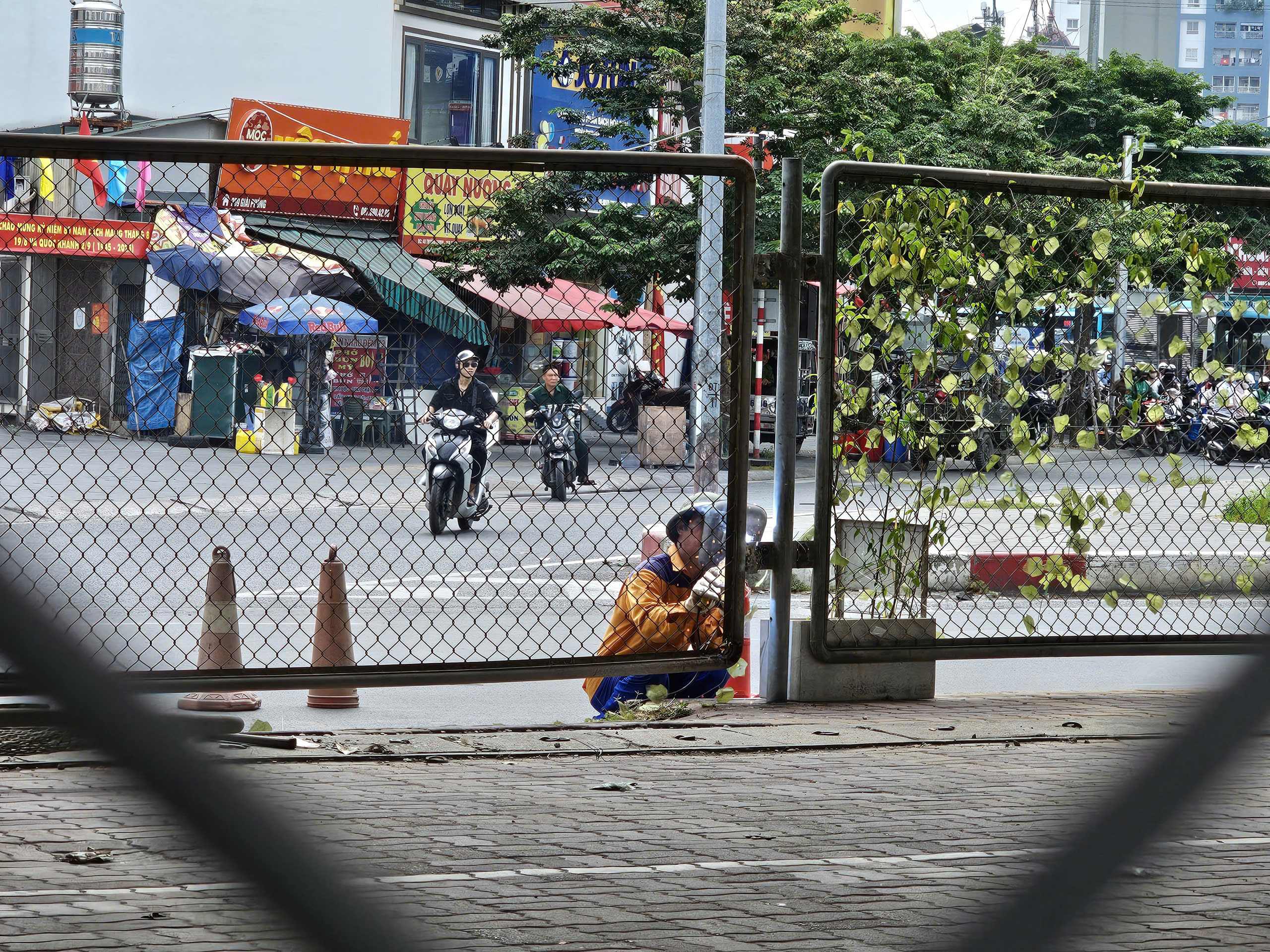 Sau vụ ch&aacute;y dưới gầm cầu Vĩnh Tuy, 3/4 b&atilde;i xe bị "x&oacute;a sổ"- Ảnh 3.