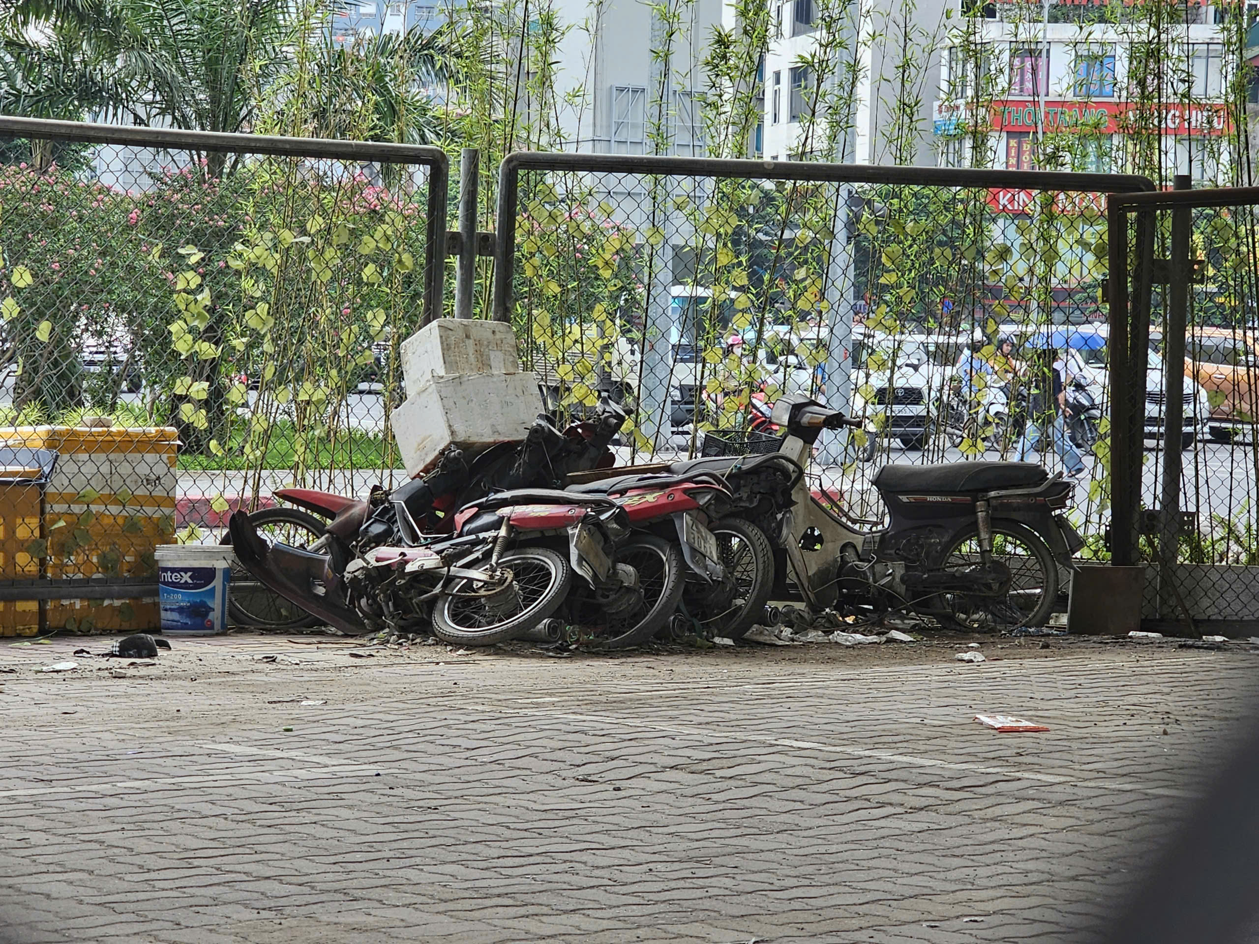 Sau vụ ch&aacute;y dưới gầm cầu Vĩnh Tuy, 3/4 b&atilde;i xe bị "x&oacute;a sổ"- Ảnh 2.