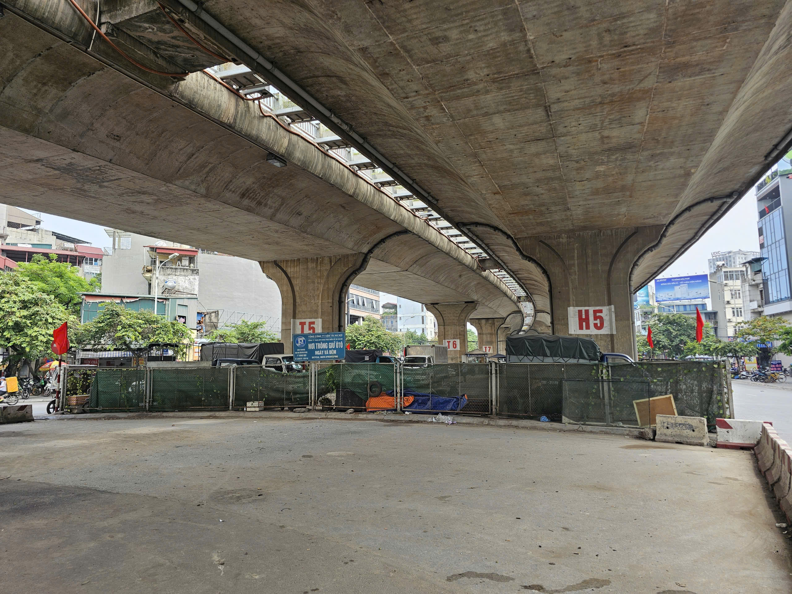 Sau vụ ch&aacute;y dưới gầm cầu Vĩnh Tuy, 3/4 b&atilde;i xe bị "x&oacute;a sổ"- Ảnh 18.