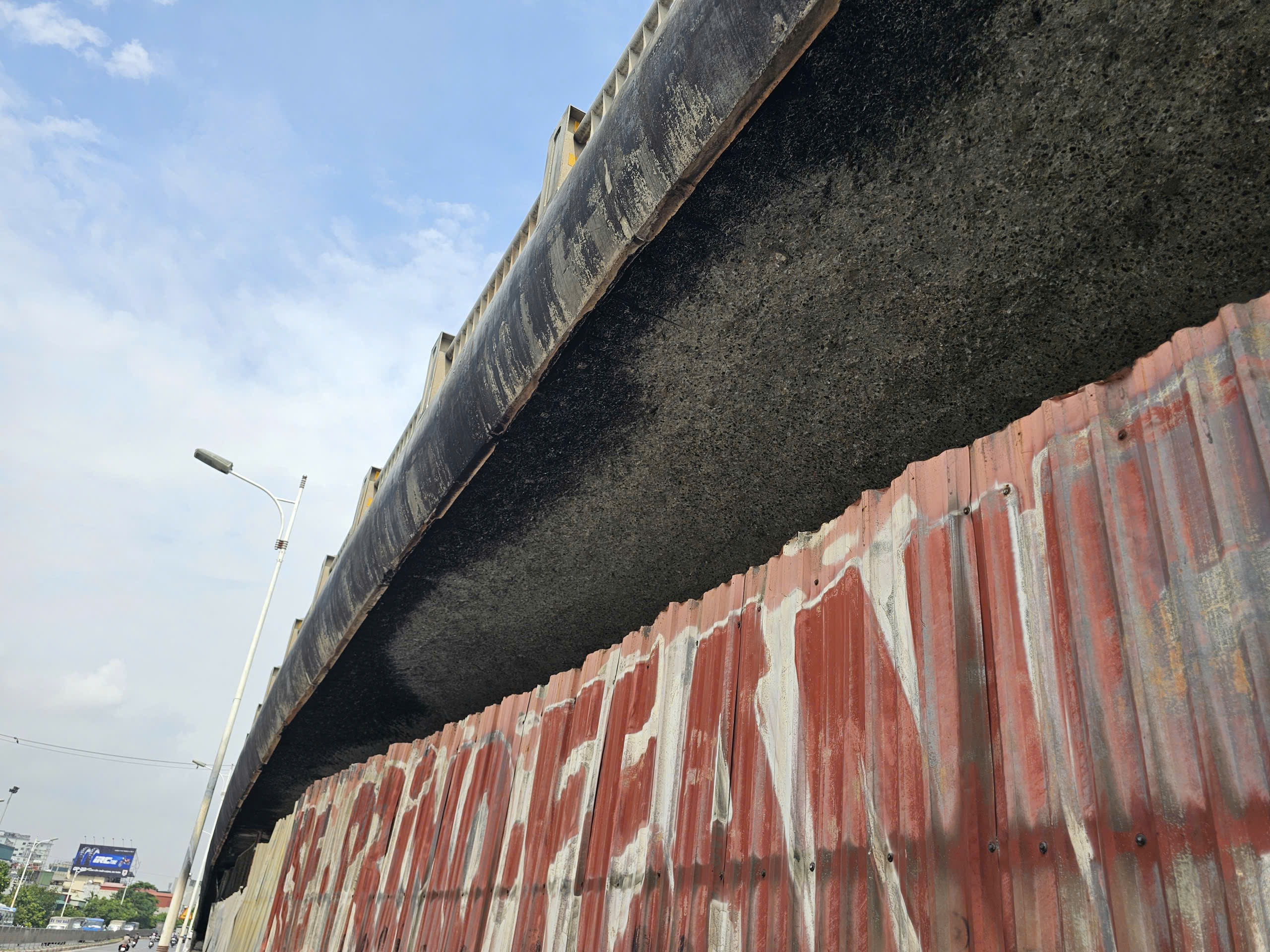 Sau vụ ch&aacute;y dưới gầm cầu Vĩnh Tuy, 3/4 b&atilde;i xe bị "x&oacute;a sổ"- Ảnh 22.