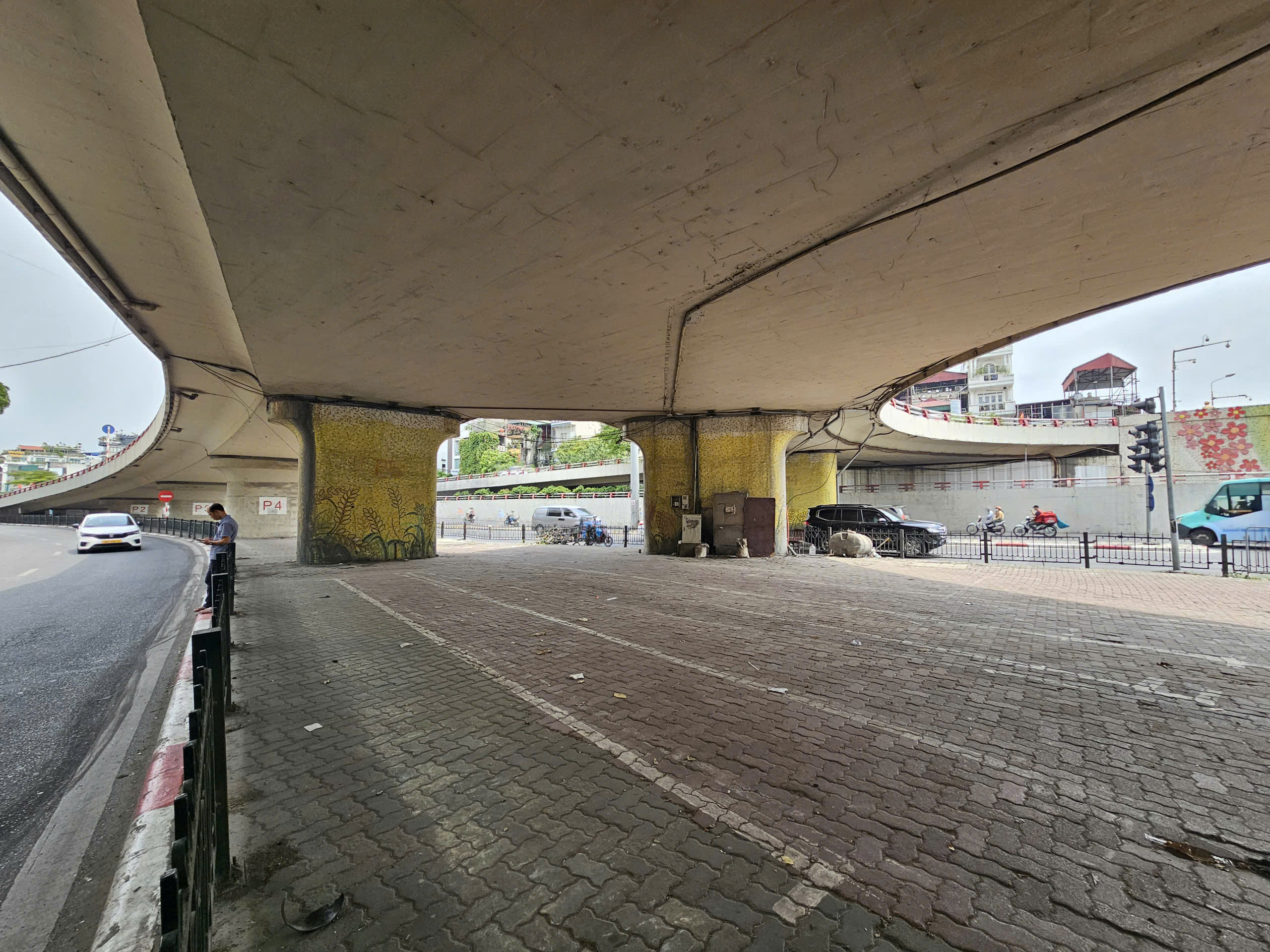 Sau vụ ch&aacute;y dưới gầm cầu Vĩnh Tuy, 3/4 b&atilde;i xe bị "x&oacute;a sổ"- Ảnh 7.