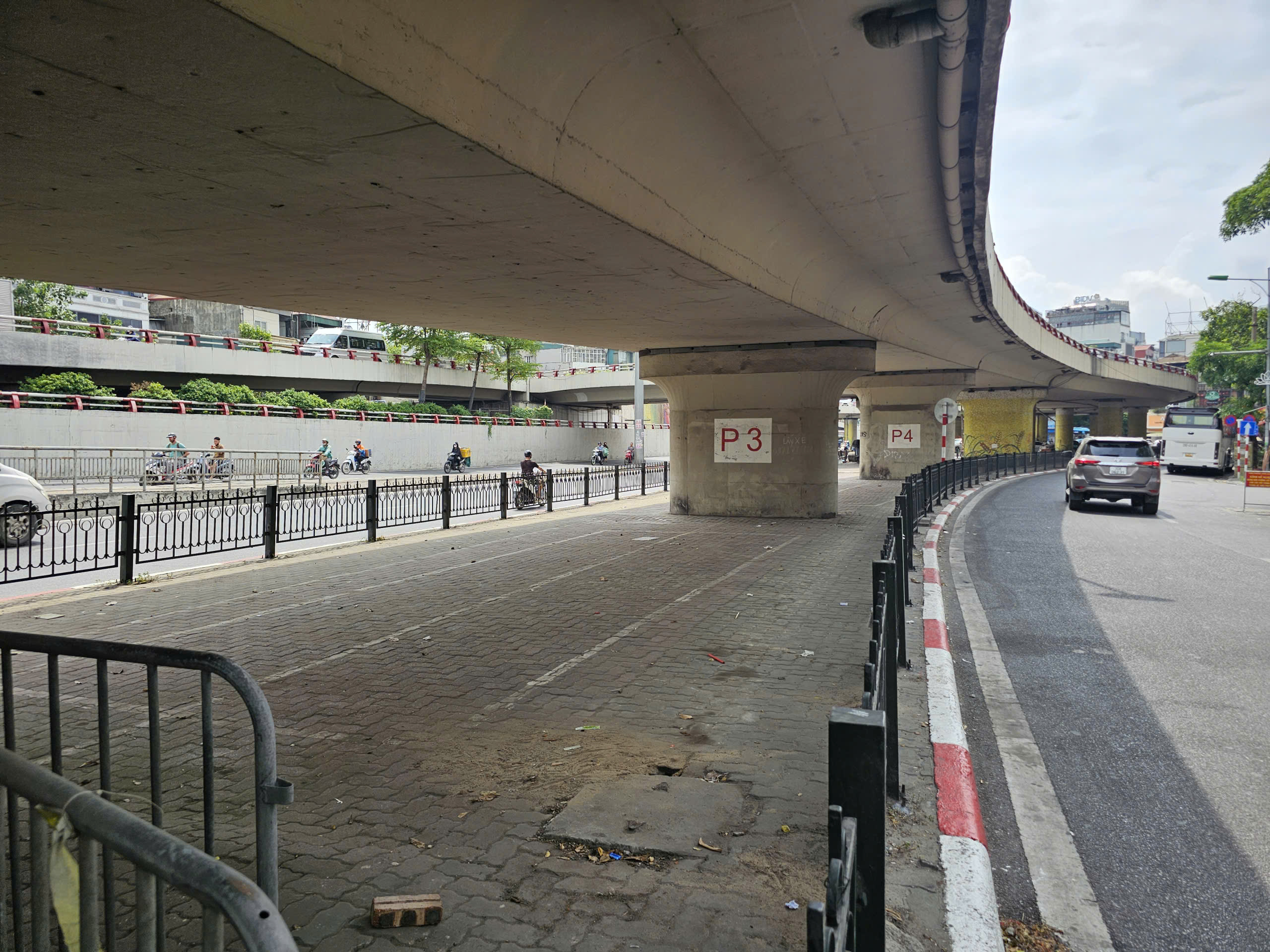 Sau vụ ch&aacute;y dưới gầm cầu Vĩnh Tuy, 3/4 b&atilde;i xe bị "x&oacute;a sổ"- Ảnh 9.