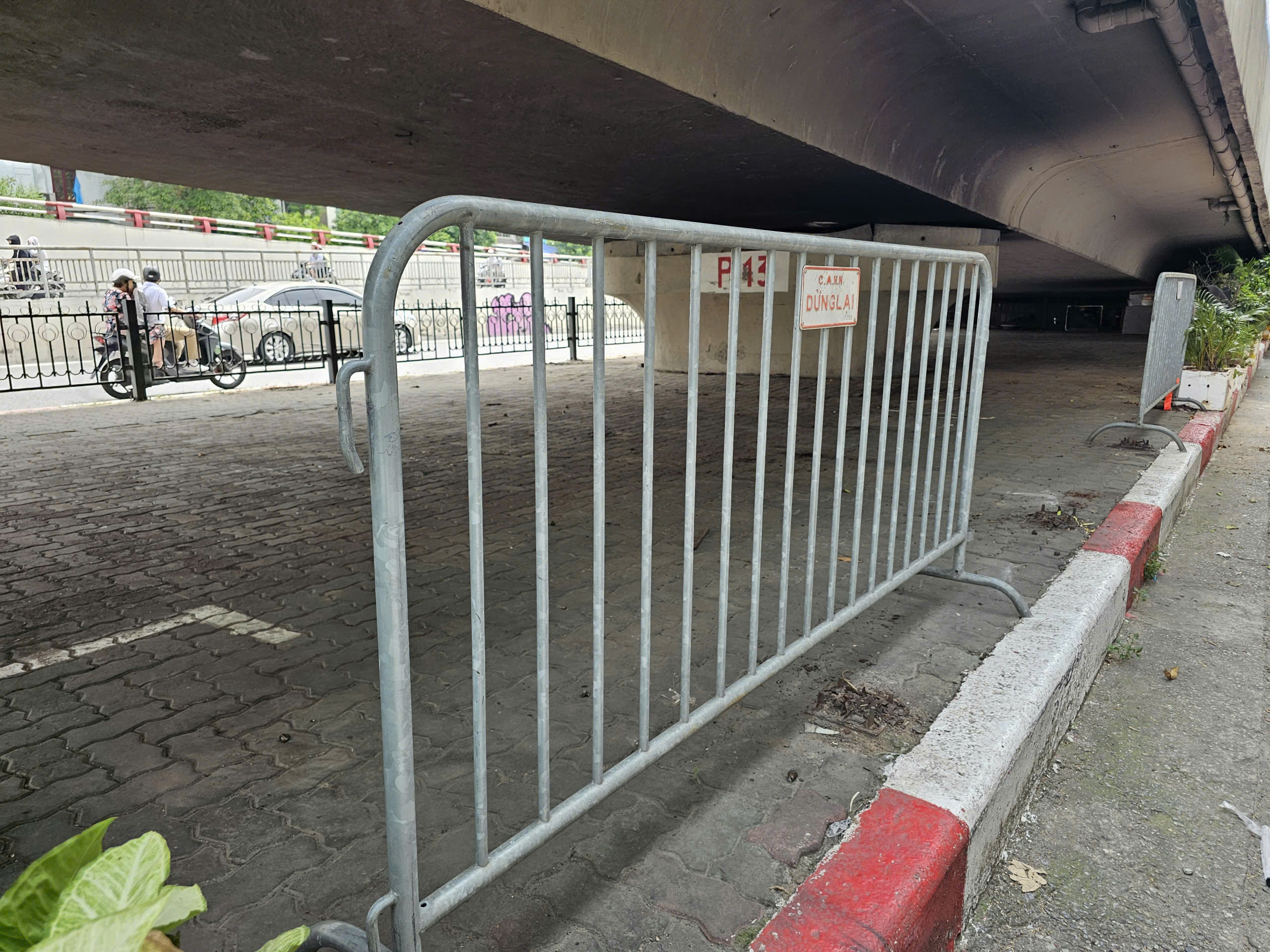 Sau vụ ch&aacute;y dưới gầm cầu Vĩnh Tuy, 3/4 b&atilde;i xe bị "x&oacute;a sổ"- Ảnh 10.