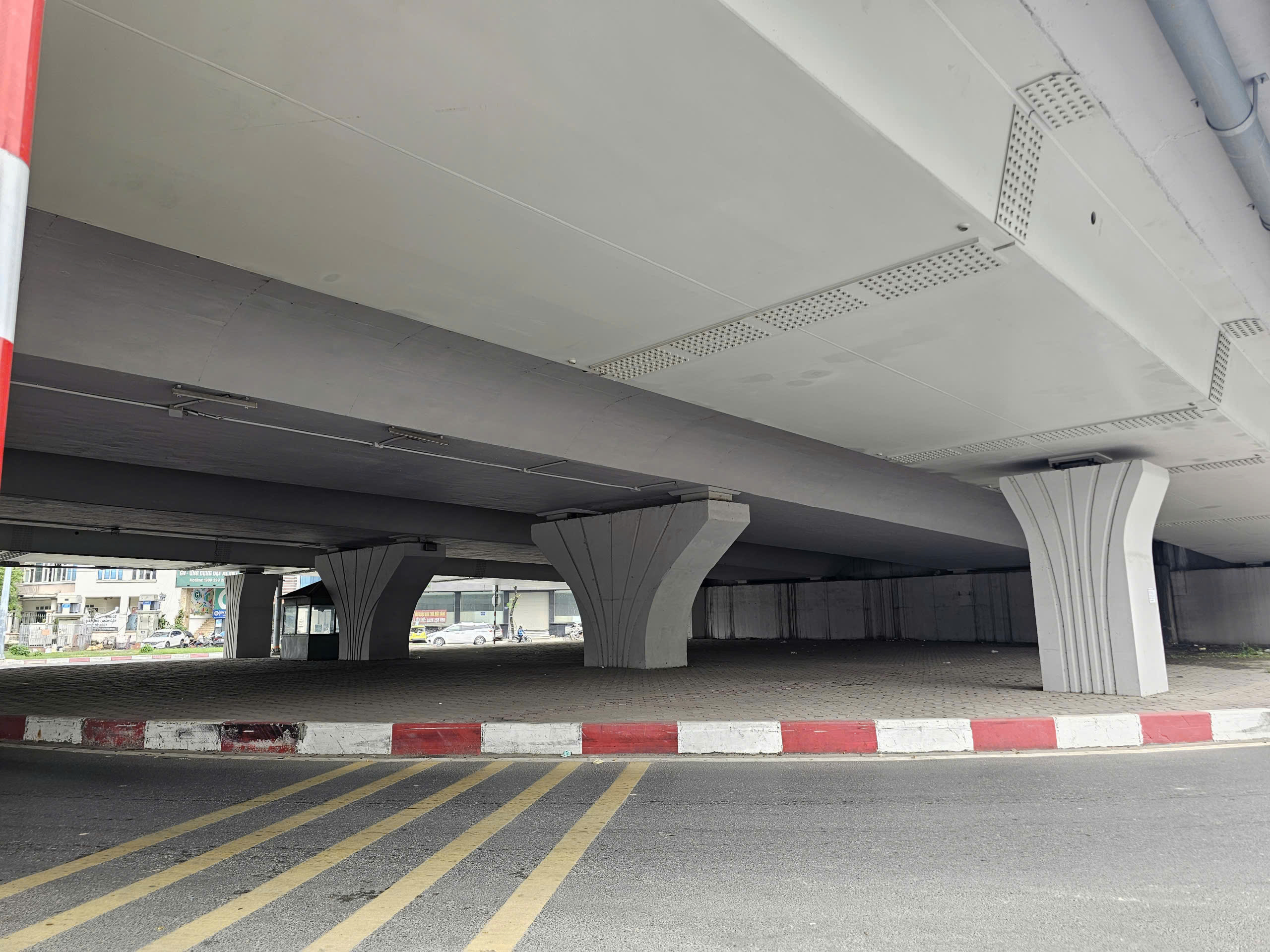 Sau vụ ch&aacute;y dưới gầm cầu Vĩnh Tuy, 3/4 b&atilde;i xe bị "x&oacute;a sổ"- Ảnh 16.