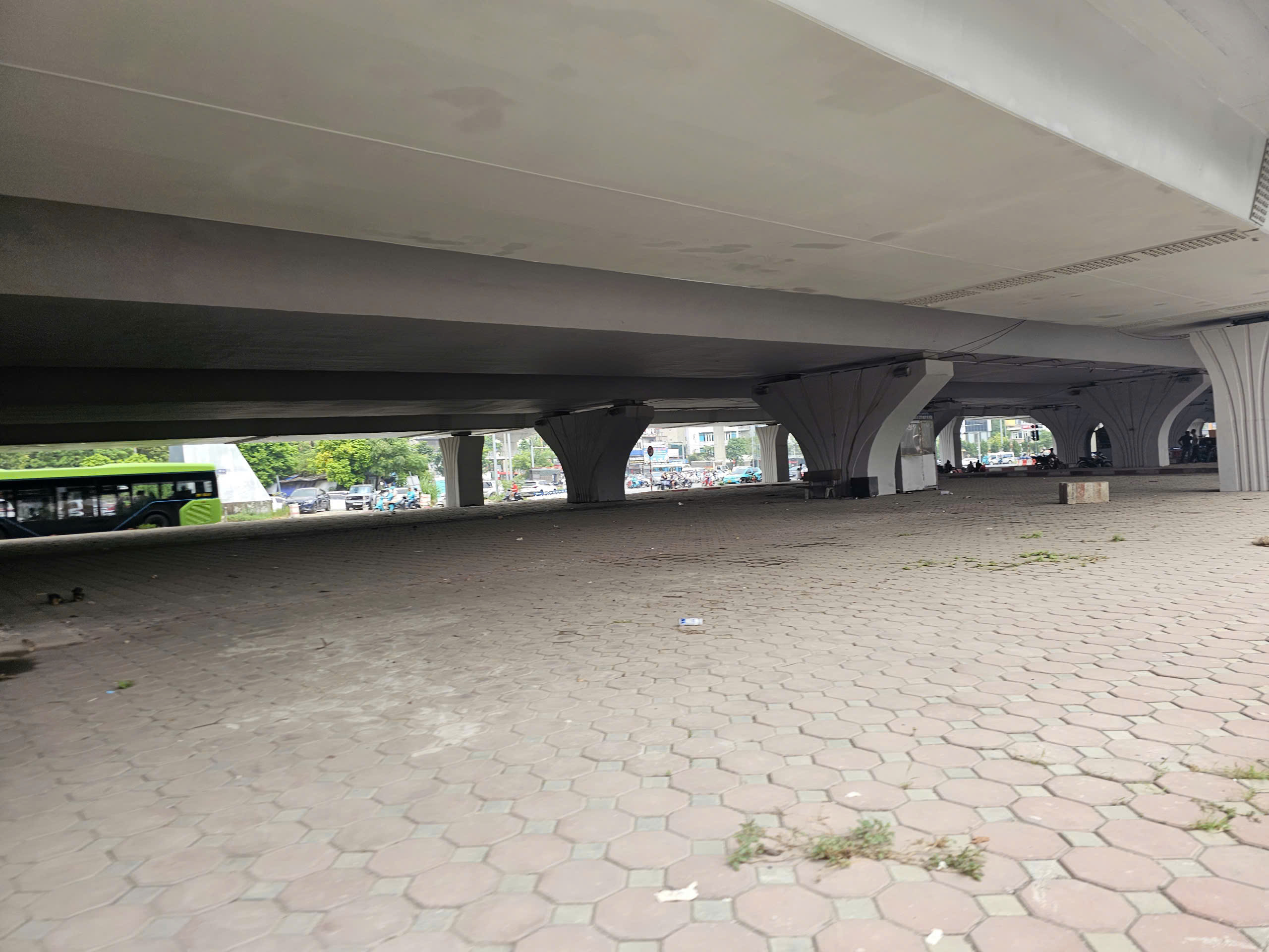 Sau vụ ch&aacute;y dưới gầm cầu Vĩnh Tuy, 3/4 b&atilde;i xe bị "x&oacute;a sổ"- Ảnh 15.