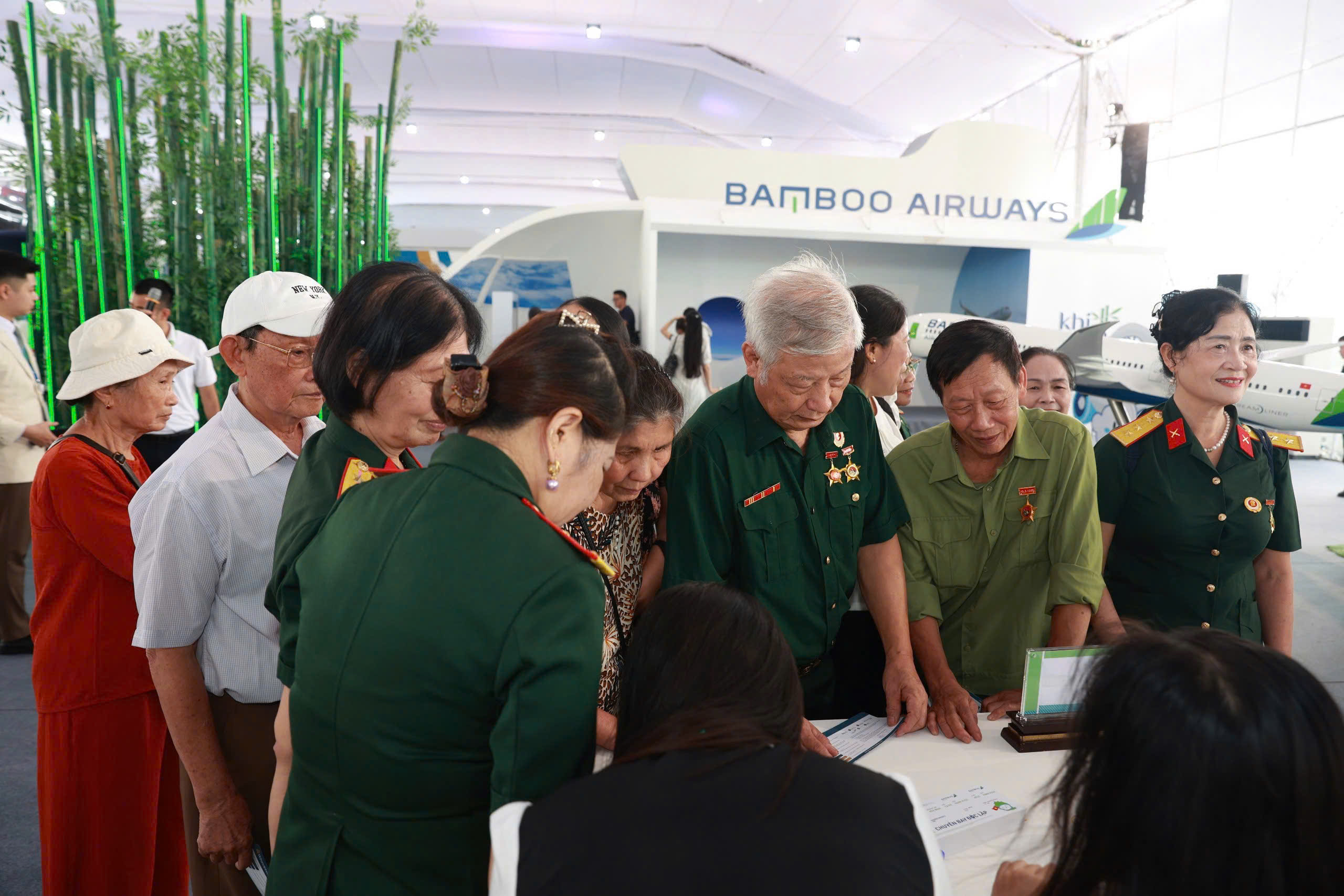 Triển l&atilde;m &ldquo;Kh&aacute;t vọng bầu trời&rdquo; vẫn h&uacute;t kh&aacute;ch sau 12 ng&agrave;y mở cửa- Ảnh 36.