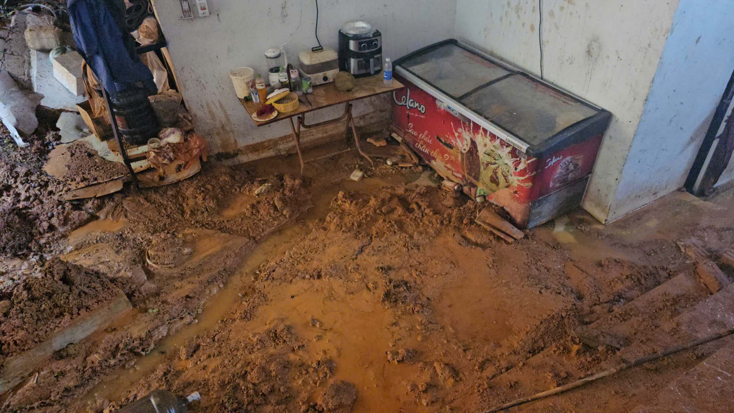 Hà Nội: Xã vùng ven di dân khẩn cấp vì sạt lở, căng sức khắc phục hậu quả- Ảnh 3. Hà Nội: Xã vùng ven di dân khẩn cấp vì sạt lở, căng sức khắc phục hậu quả- Ảnh 3.