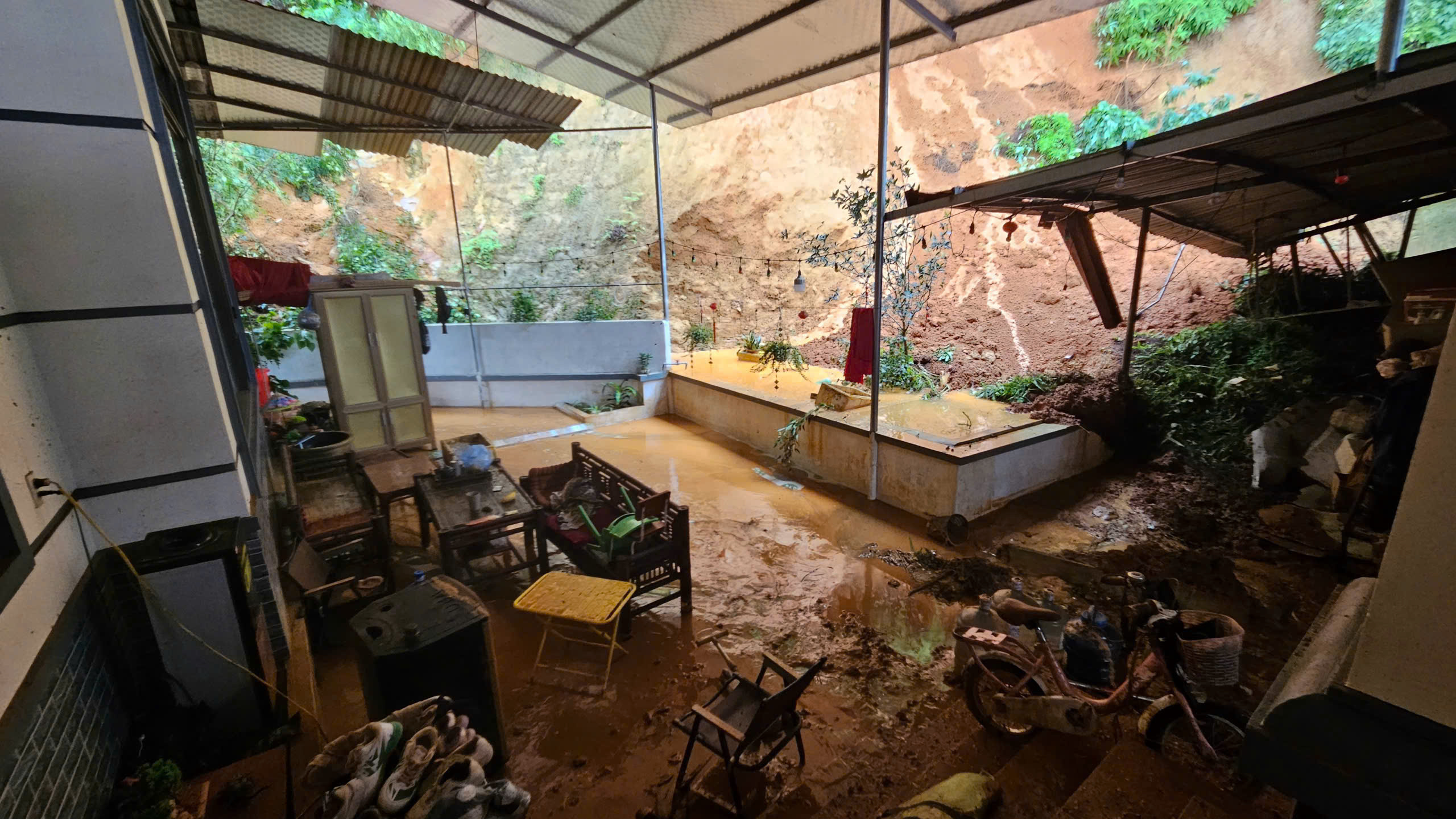 Hà Nội: Xã vùng ven di dân khẩn cấp vì sạt lở, căng sức khắc phục hậu quả- Ảnh 4. Hà Nội: Xã vùng ven di dân khẩn cấp vì sạt lở, căng sức khắc phục hậu quả- Ảnh 4.