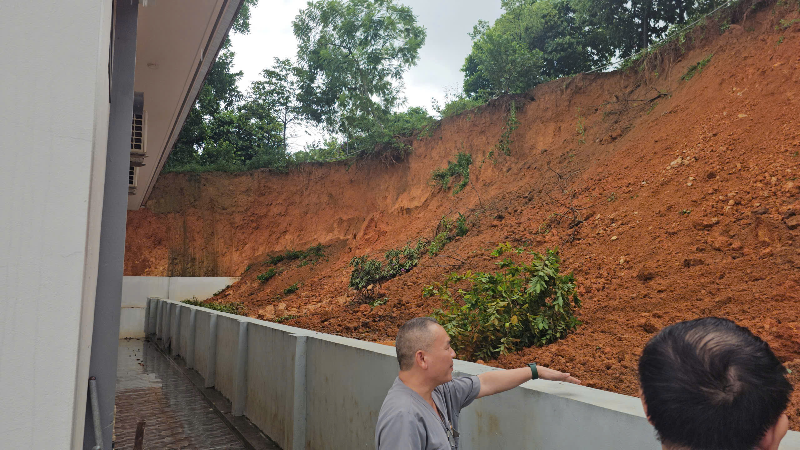 Hà Nội: Xã vùng ven di dân khẩn cấp vì sạt lở, căng sức khắc phục hậu quả- Ảnh 2. Hà Nội: Xã vùng ven di dân khẩn cấp vì sạt lở, căng sức khắc phục hậu quả- Ảnh 2.