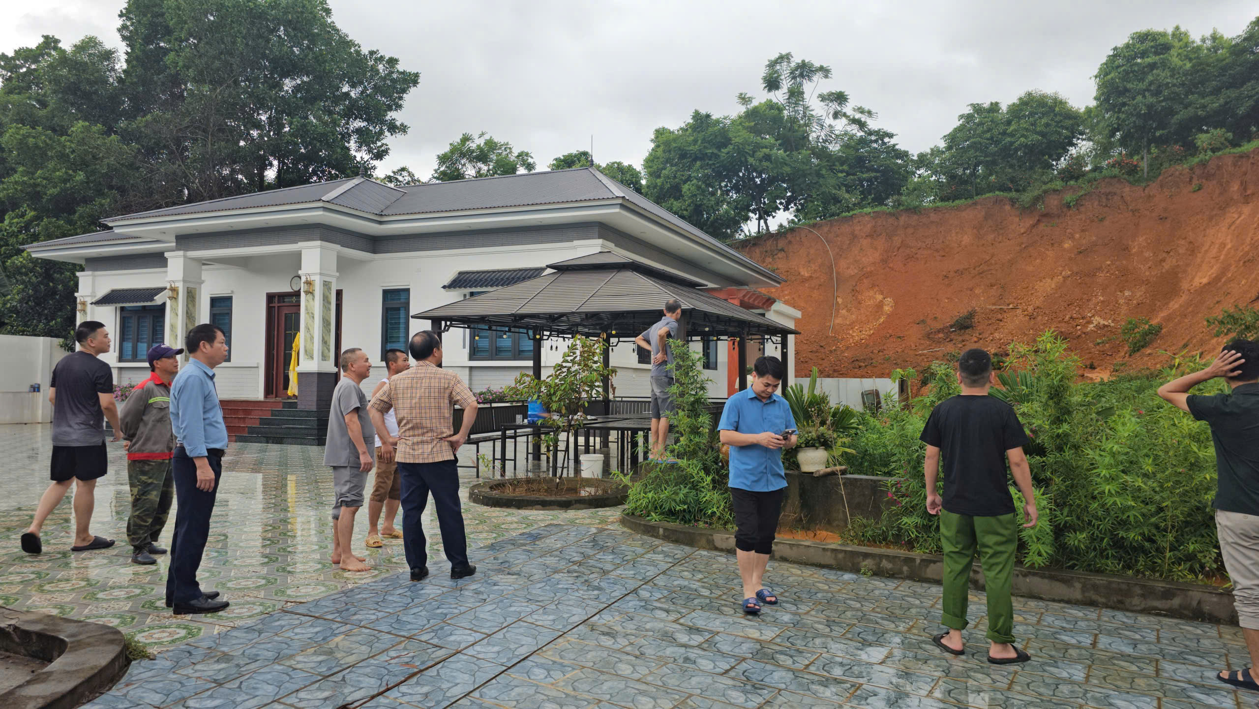 Hà Nội: Xã vùng ven di dân khẩn cấp vì sạt lở, căng sức khắc phục hậu quả- Ảnh 1. Hà Nội: Xã vùng ven di dân khẩn cấp vì sạt lở, căng sức khắc phục hậu quả- Ảnh 1.