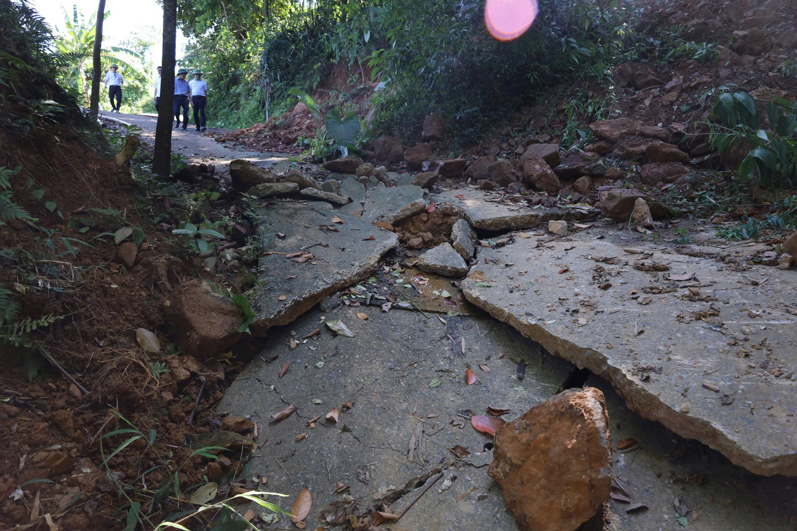 Hà Nội: Xã vùng ven di dân khẩn cấp vì sạt lở, căng sức khắc phục hậu quả- Ảnh 7. Hà Nội: Xã vùng ven di dân khẩn cấp vì sạt lở, căng sức khắc phục hậu quả- Ảnh 7.