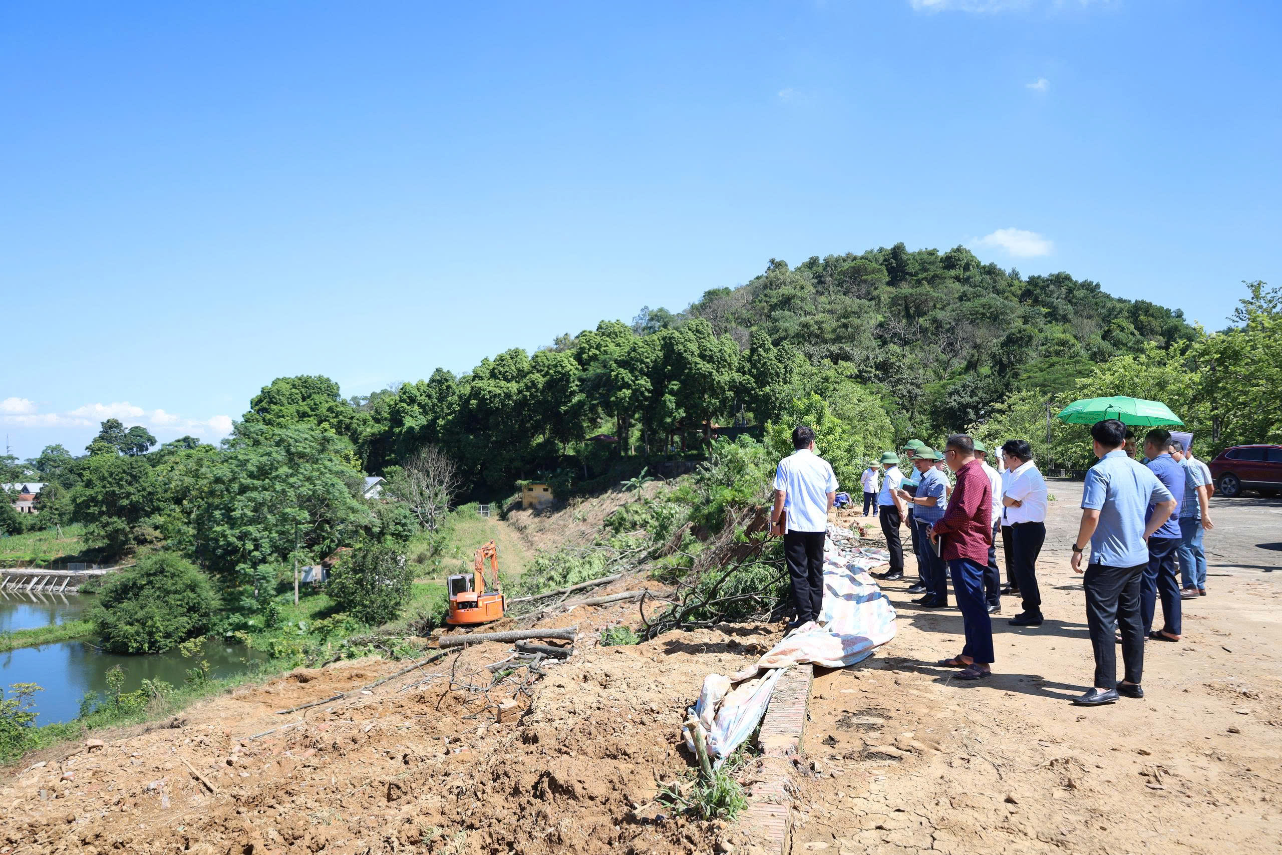 Hà Nội: Xã vùng ven di dân khẩn cấp vì sạt lở, căng sức khắc phục hậu quả- Ảnh 8. Hà Nội: Xã vùng ven di dân khẩn cấp vì sạt lở, căng sức khắc phục hậu quả- Ảnh 8.