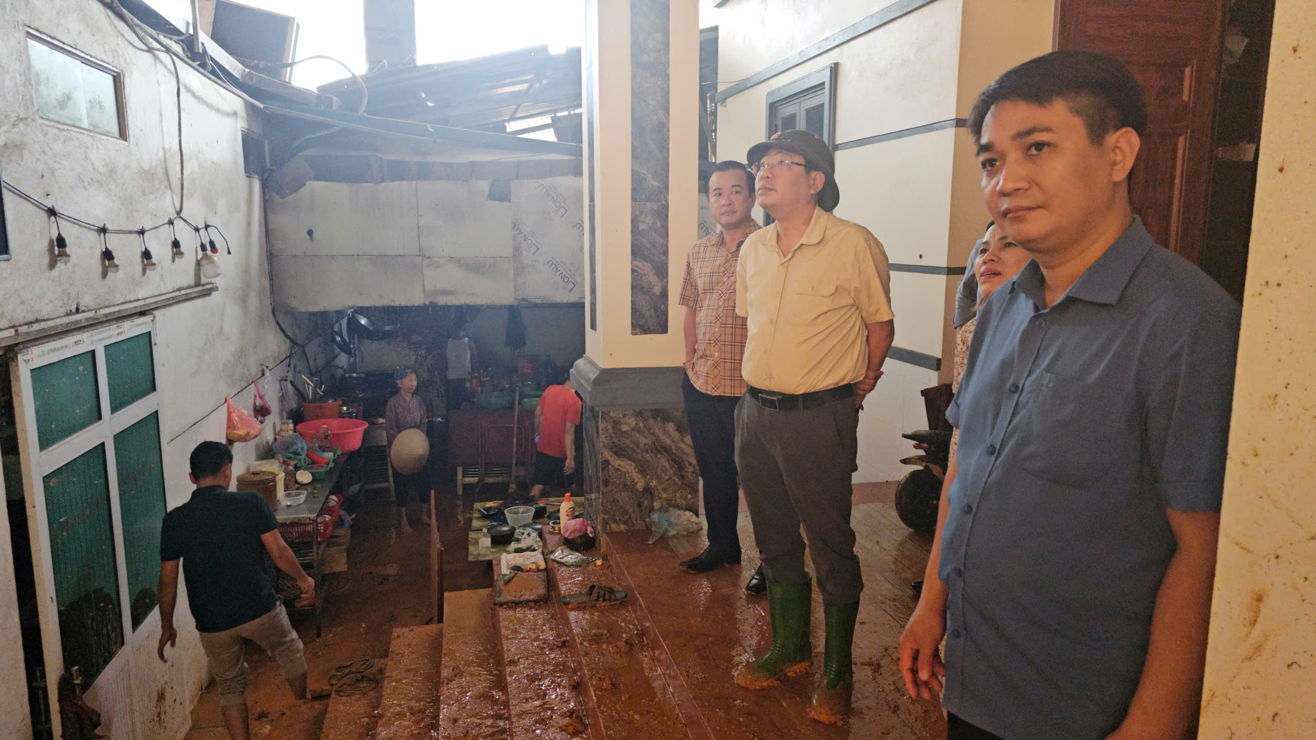 Hà Nội: Xã vùng ven di dân khẩn cấp vì sạt lở, căng sức khắc phục hậu quả- Ảnh 9. Hà Nội: Xã vùng ven di dân khẩn cấp vì sạt lở, căng sức khắc phục hậu quả- Ảnh 9.