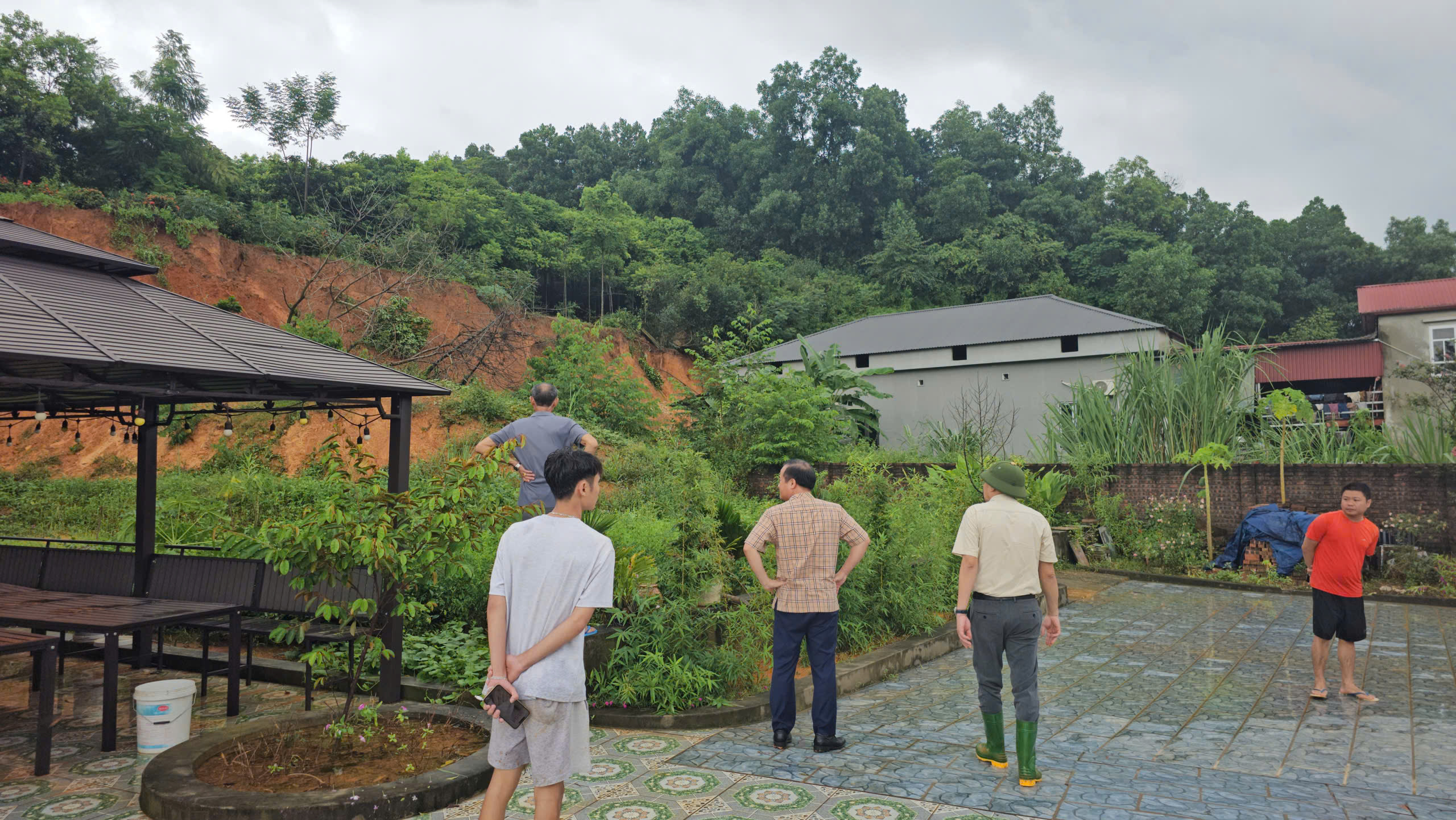 Hà Nội: Xã vùng ven di dân khẩn cấp vì sạt lở, căng sức khắc phục hậu quả- Ảnh 10. Hà Nội: Xã vùng ven di dân khẩn cấp vì sạt lở, căng sức khắc phục hậu quả- Ảnh 10.