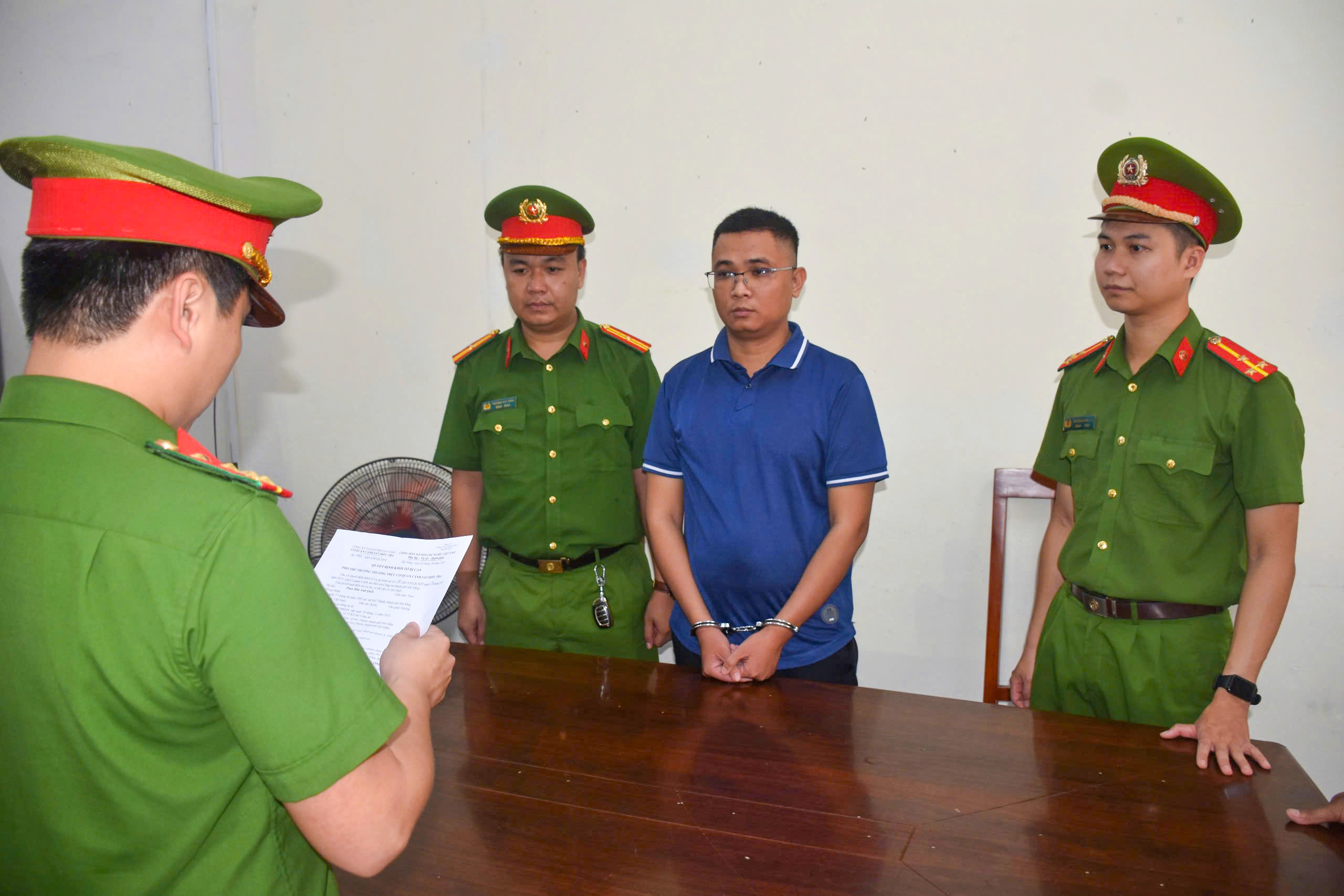 C&ocirc;ng an Đ&agrave; Nẵng bắt giam đối tượng lừa đảo 15 tỷ đồng dưới h&igrave;nh thức đ&aacute;o hạn ng&acirc;n h&agrave;ng- Ảnh 1.