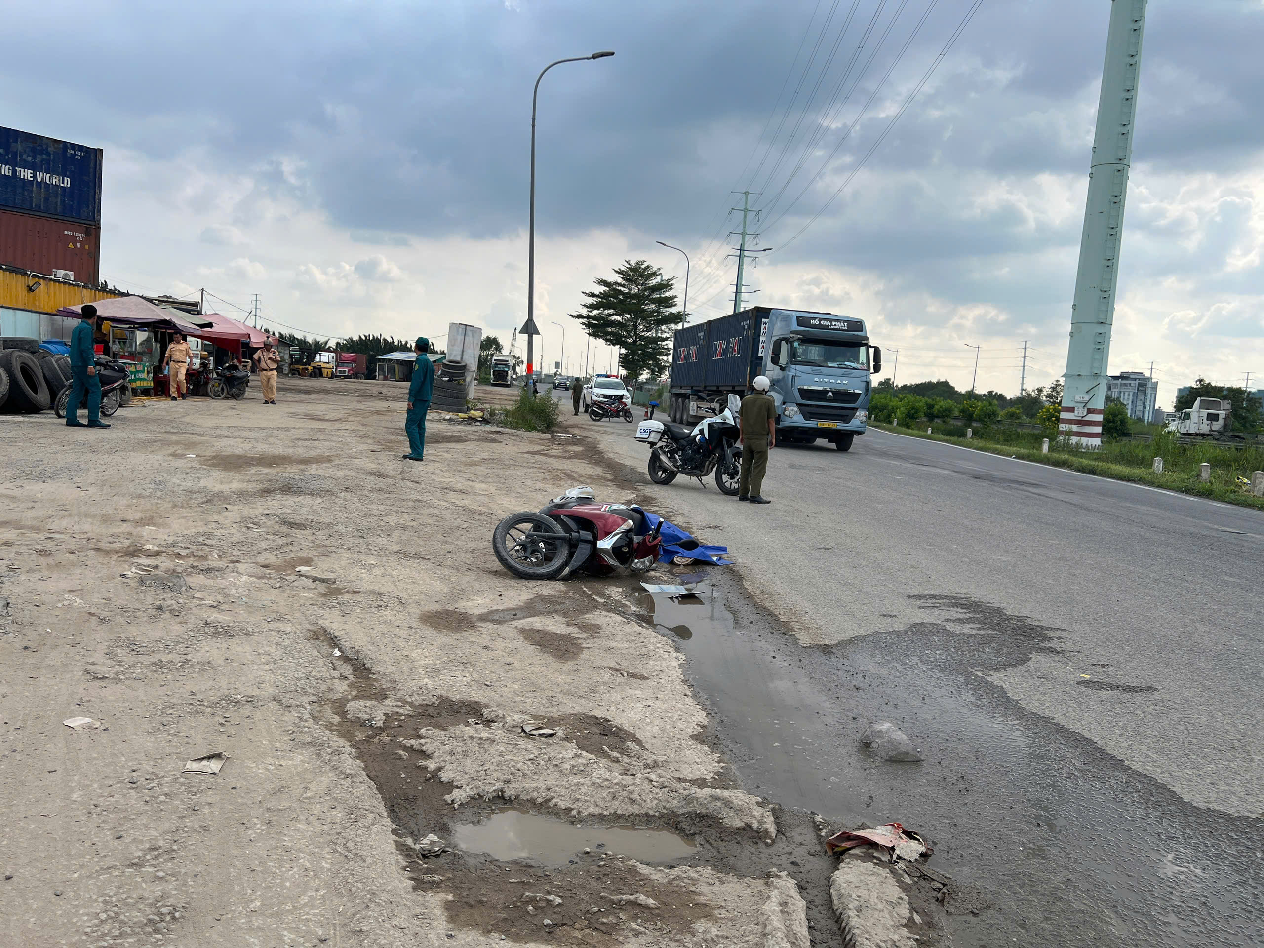 TP.HCM: Xe ben lấn l&agrave;n, c&aacute;n tử vong người phụ nữ lớn tuổi- Ảnh 1.