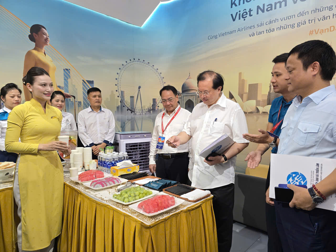 Triển l&atilde;m &ldquo;Kh&aacute;t vọng bầu trời&rdquo; vẫn h&uacute;t kh&aacute;ch sau 12 ng&agrave;y mở cửa- Ảnh 12.