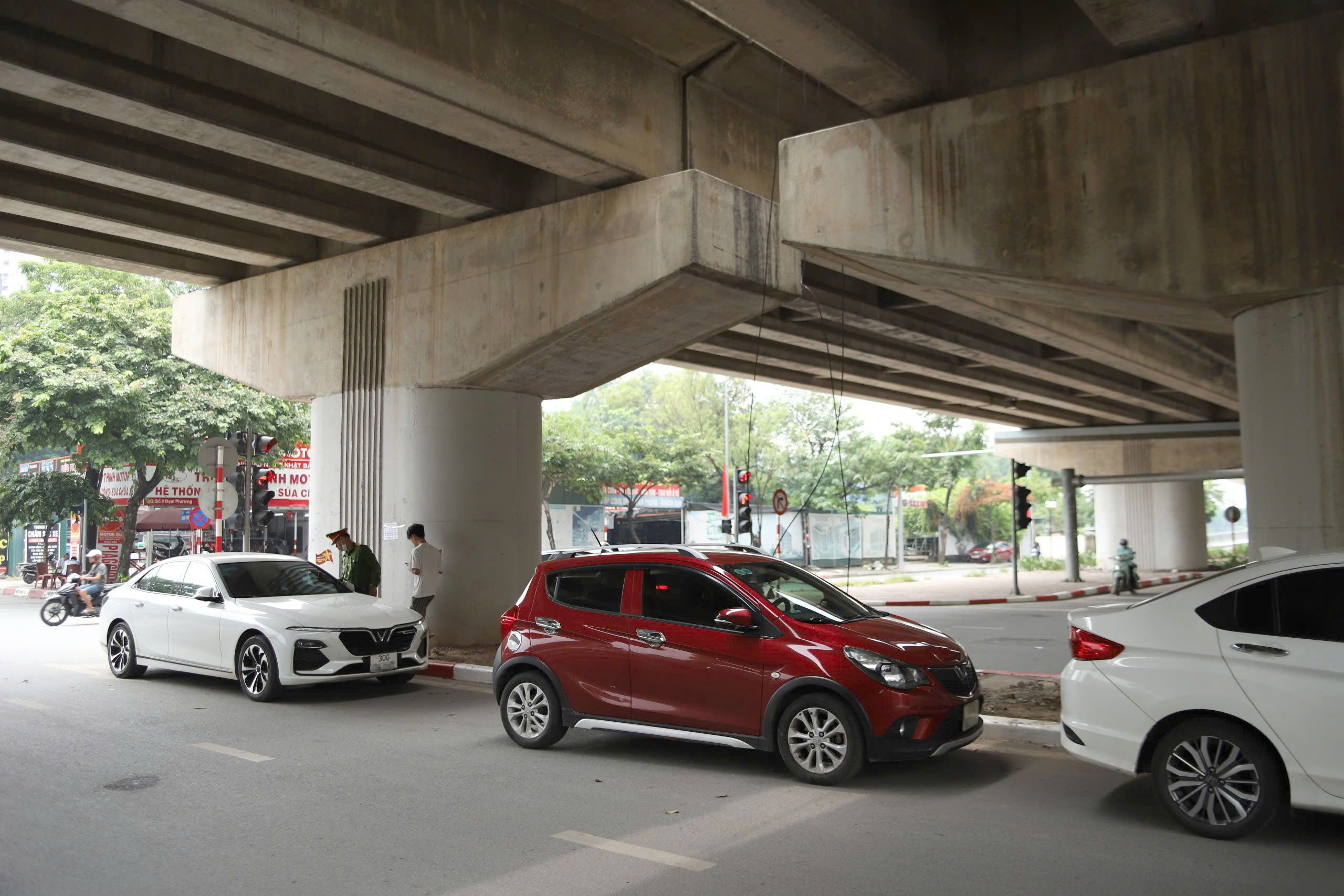 Xử l&yacute; loạt t&agrave;i xế đỗ &ocirc; t&ocirc; dưới gầm đường V&agrave;nh đai 3 sau vụ ch&aacute;y b&atilde;i xe ch&acirc;n cầu Vĩnh Tuy- Ảnh 1.