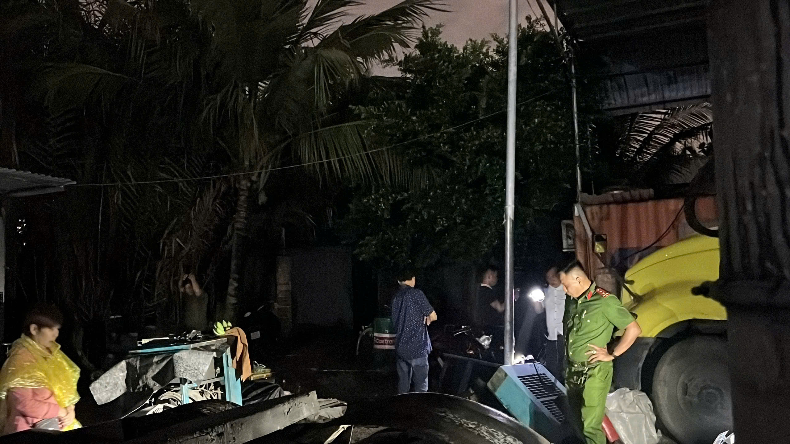 TP.HCM: Người đàn ông bị điện giật tử vong trong bãi xe- Ảnh 1. TP.HCM: Người đàn ông bị điện giật tử vong trong bãi xe- Ảnh 1.